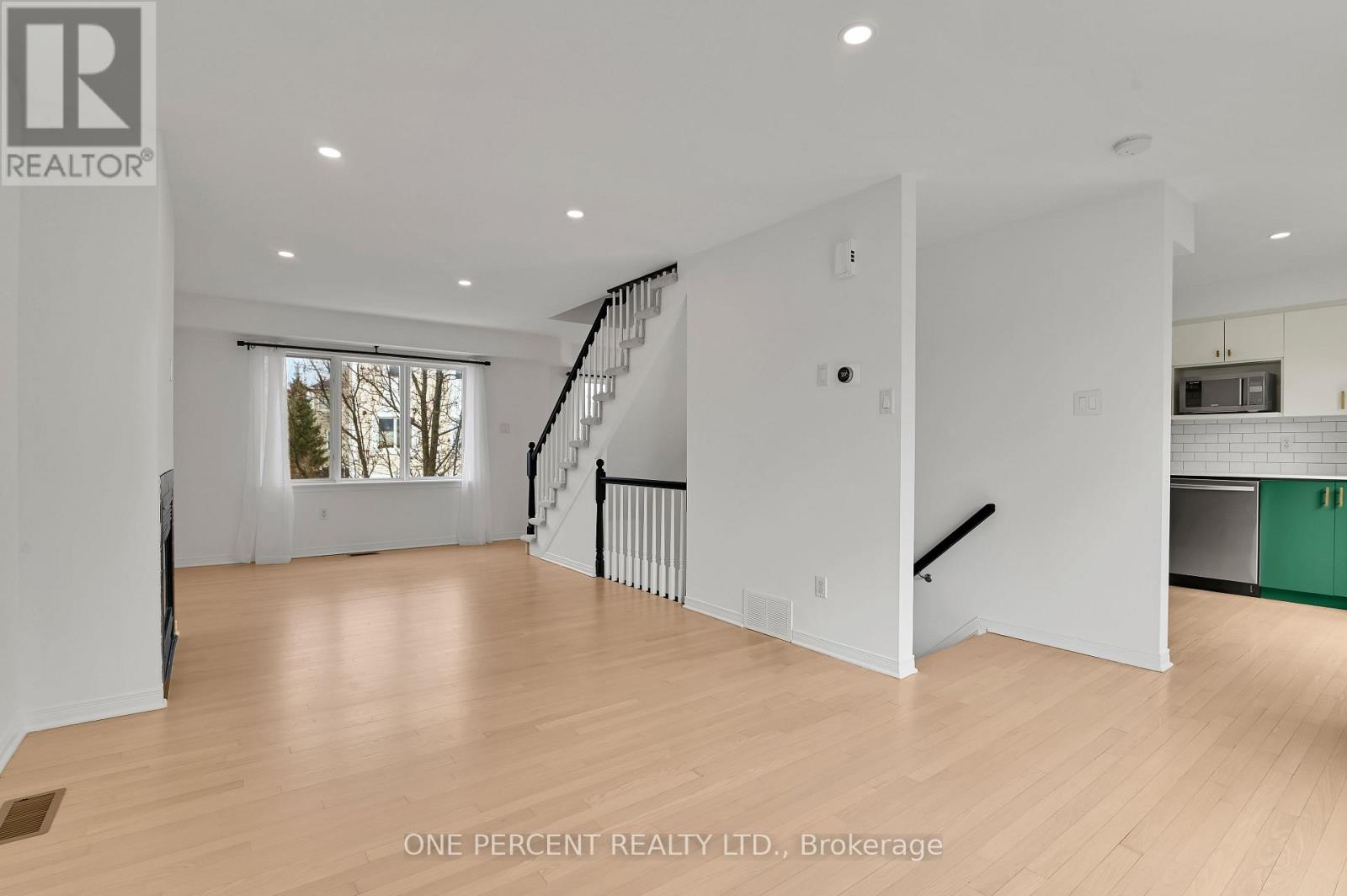 563 Burleigh Private, Ottawa, Ontario  K1J 1J9 - Photo 11 - X12690178