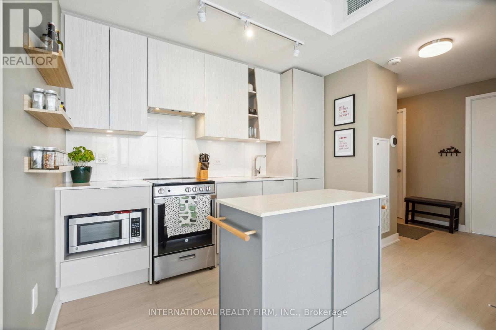 4004 - 3900 Confederation Parkway, Mississauga, Ontario  L5B 0M3 - Photo 3 - W12690172