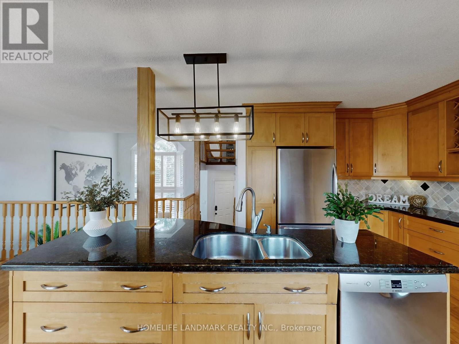 837 Apple Gate Court, Mississauga, Ontario  L5C 4L8 - Photo 10 - W12690180