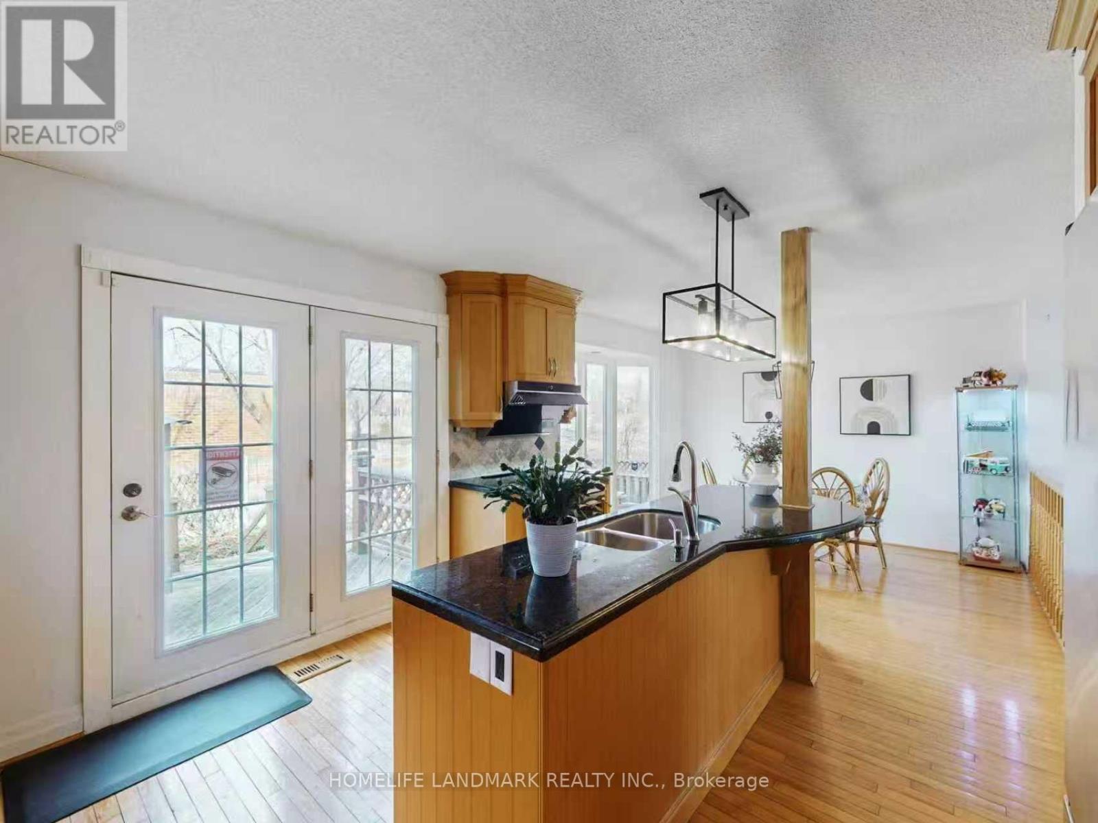 837 Apple Gate Court, Mississauga, Ontario  L5C 4L8 - Photo 11 - W12690180