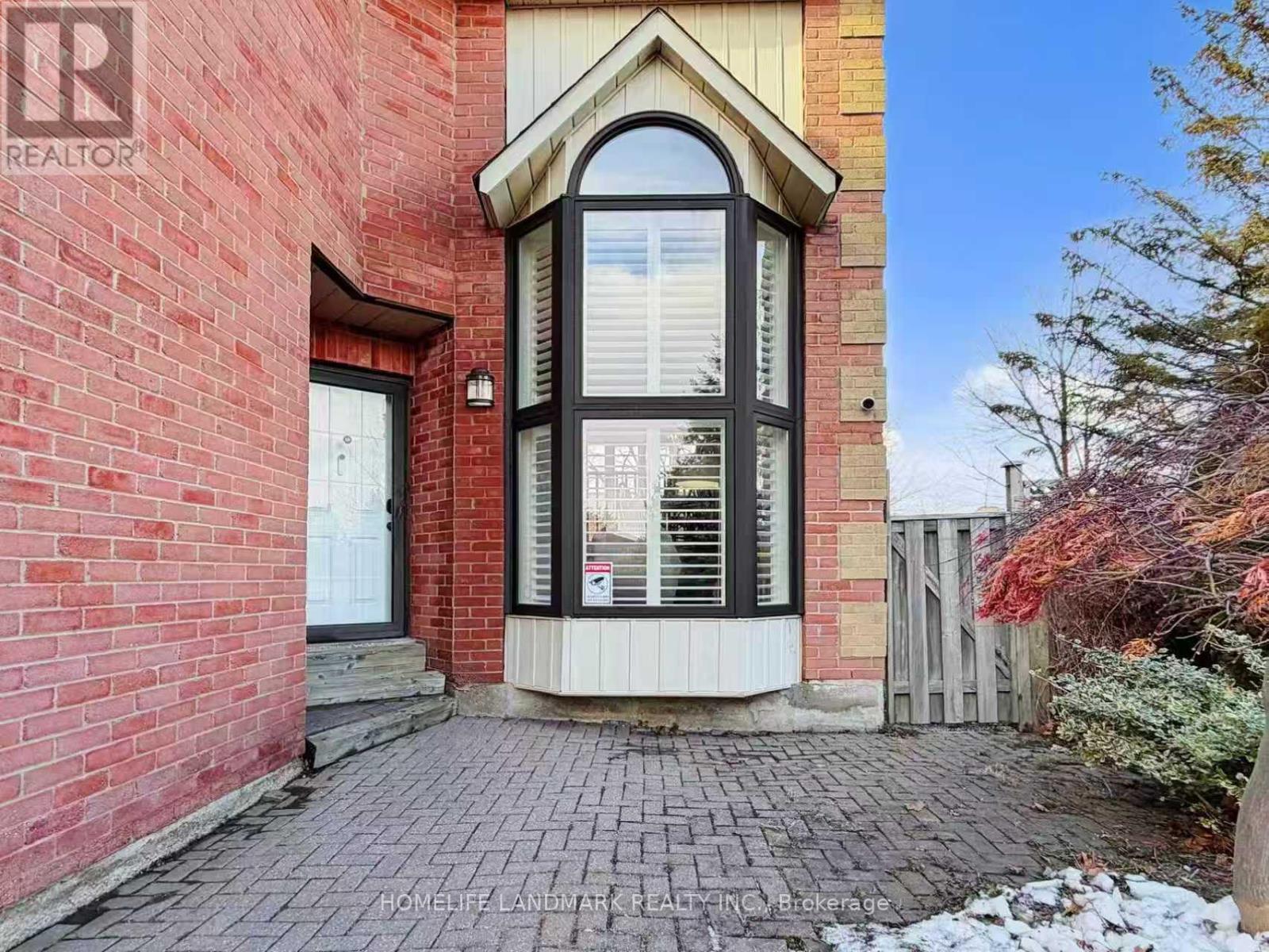 837 Apple Gate Court, Mississauga, Ontario  L5C 4L8 - Photo 2 - W12690180