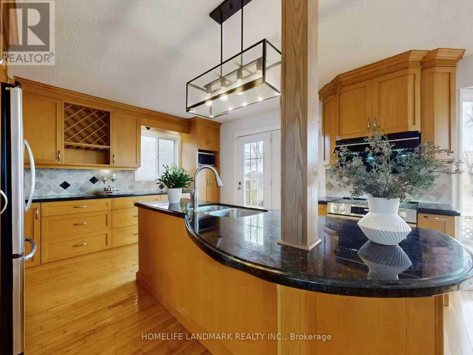 837 Apple Gate Court, Mississauga, Ontario  L5C 4L8 - Photo 9 - W12690180