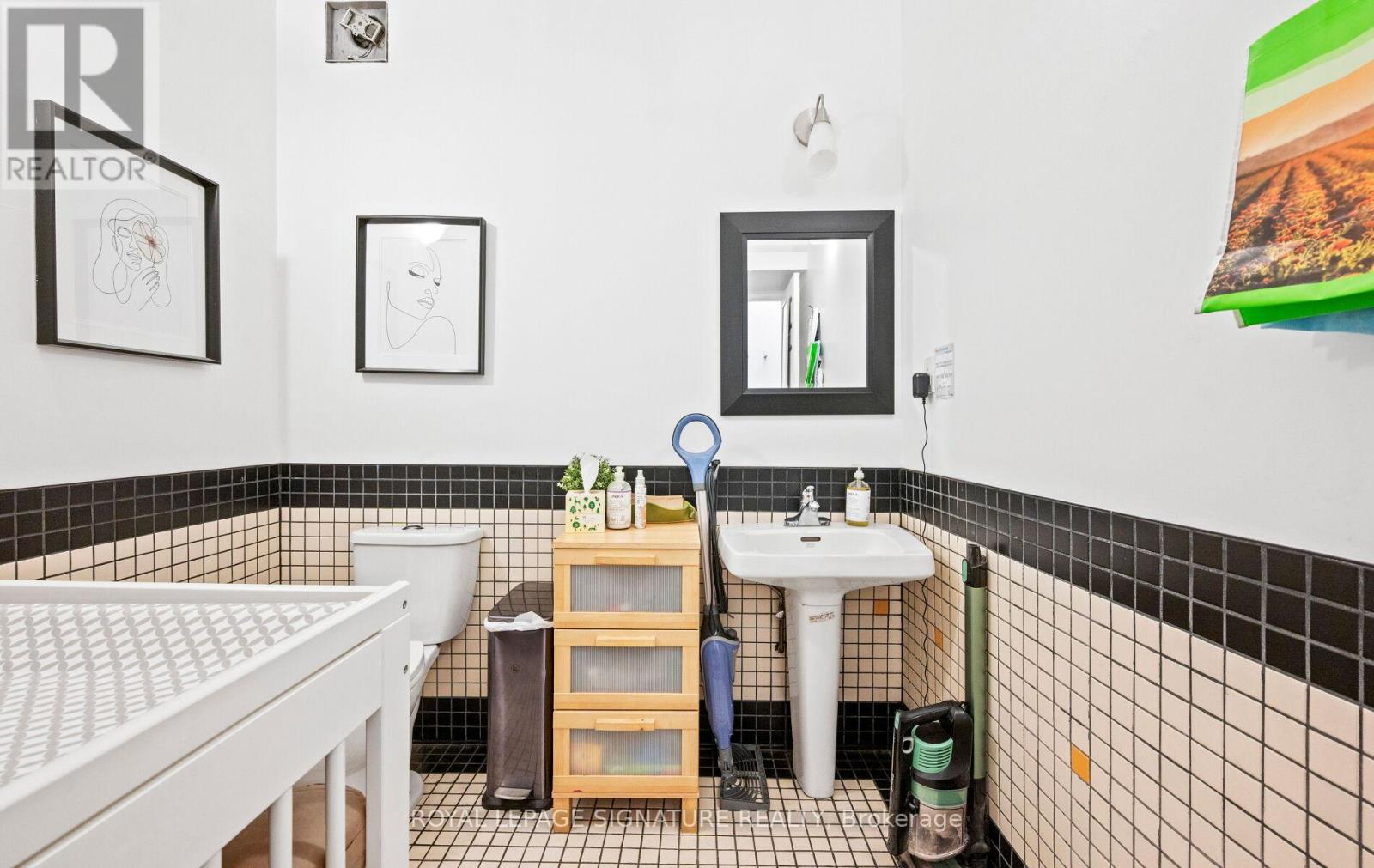 2953 Dundas Street W, Toronto, Ontario  M6P 1Z2 - Photo 10 - W12683944