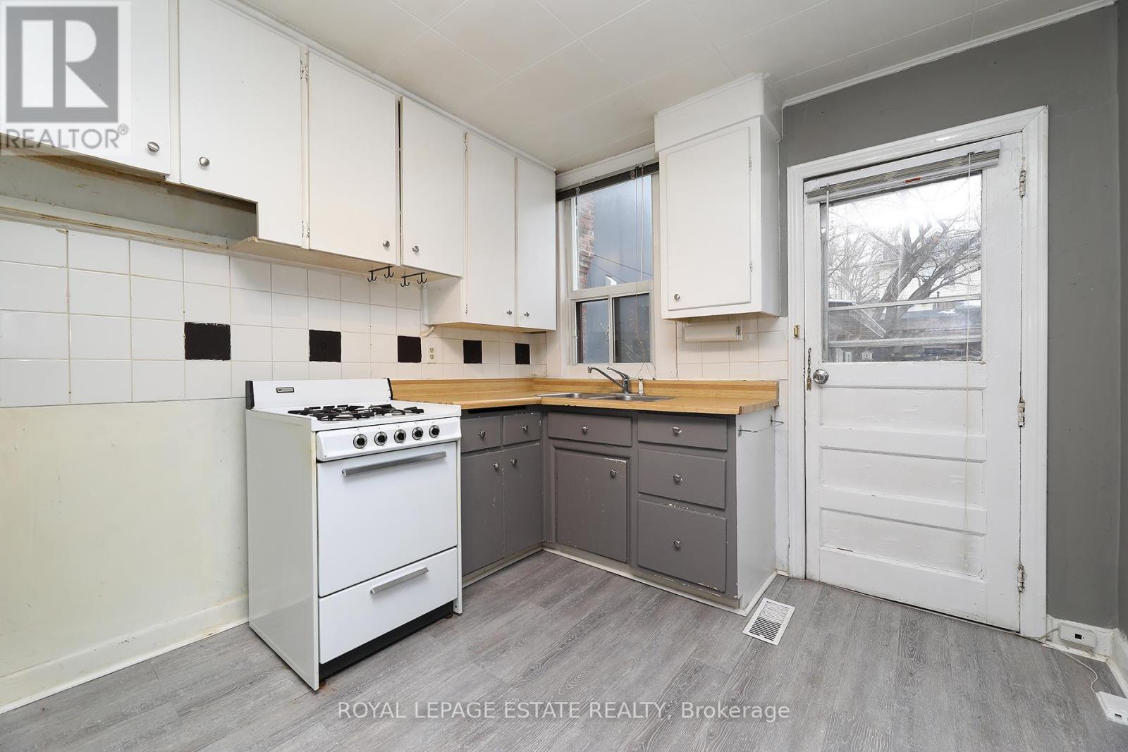 183 Waverley Road, Toronto, Ontario  M4L 3T4 - Photo 11 - E12690200