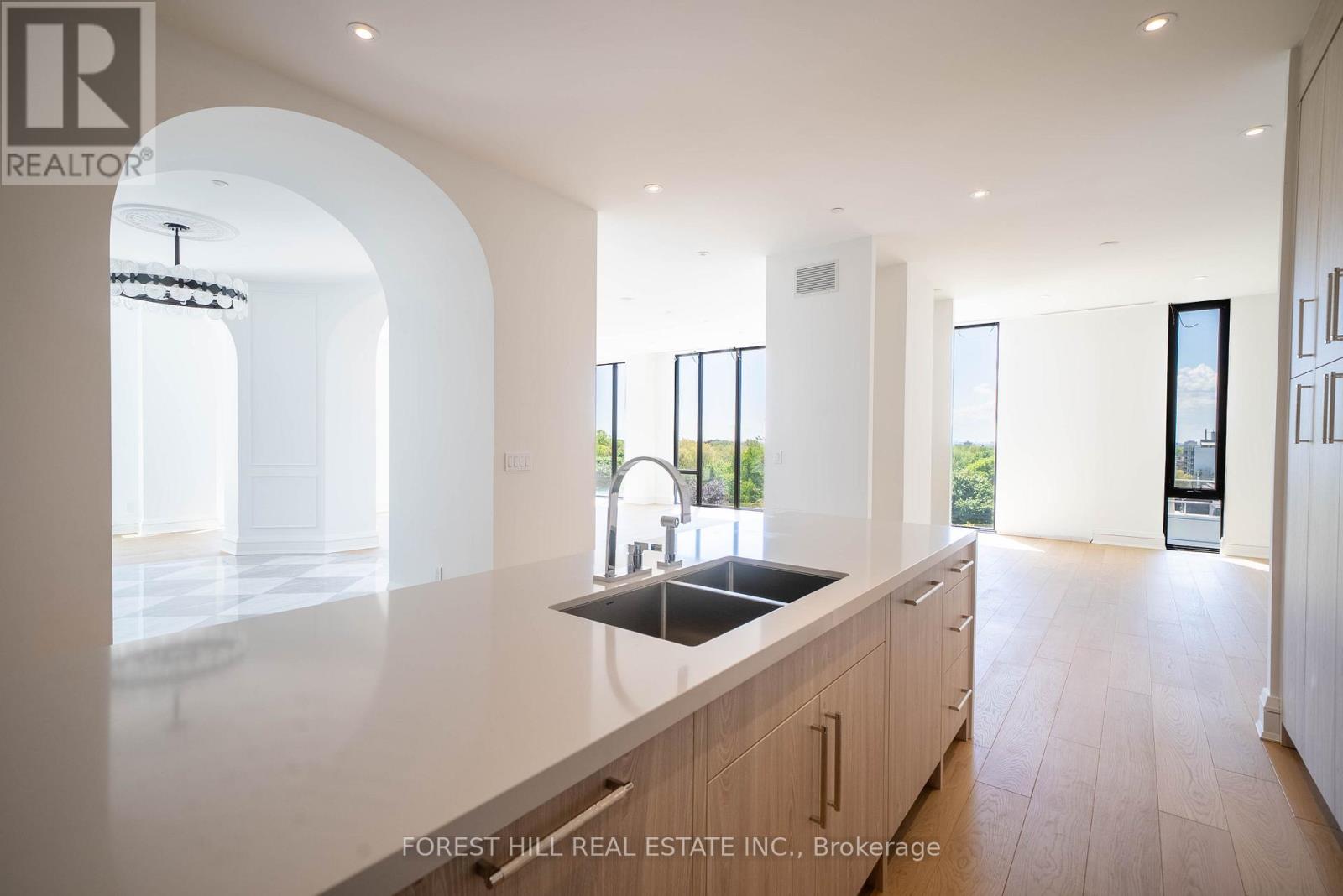 6A - 2010 BATHURST STREET Toronto (Humewood-Cedarvale), ON M5P 0A8