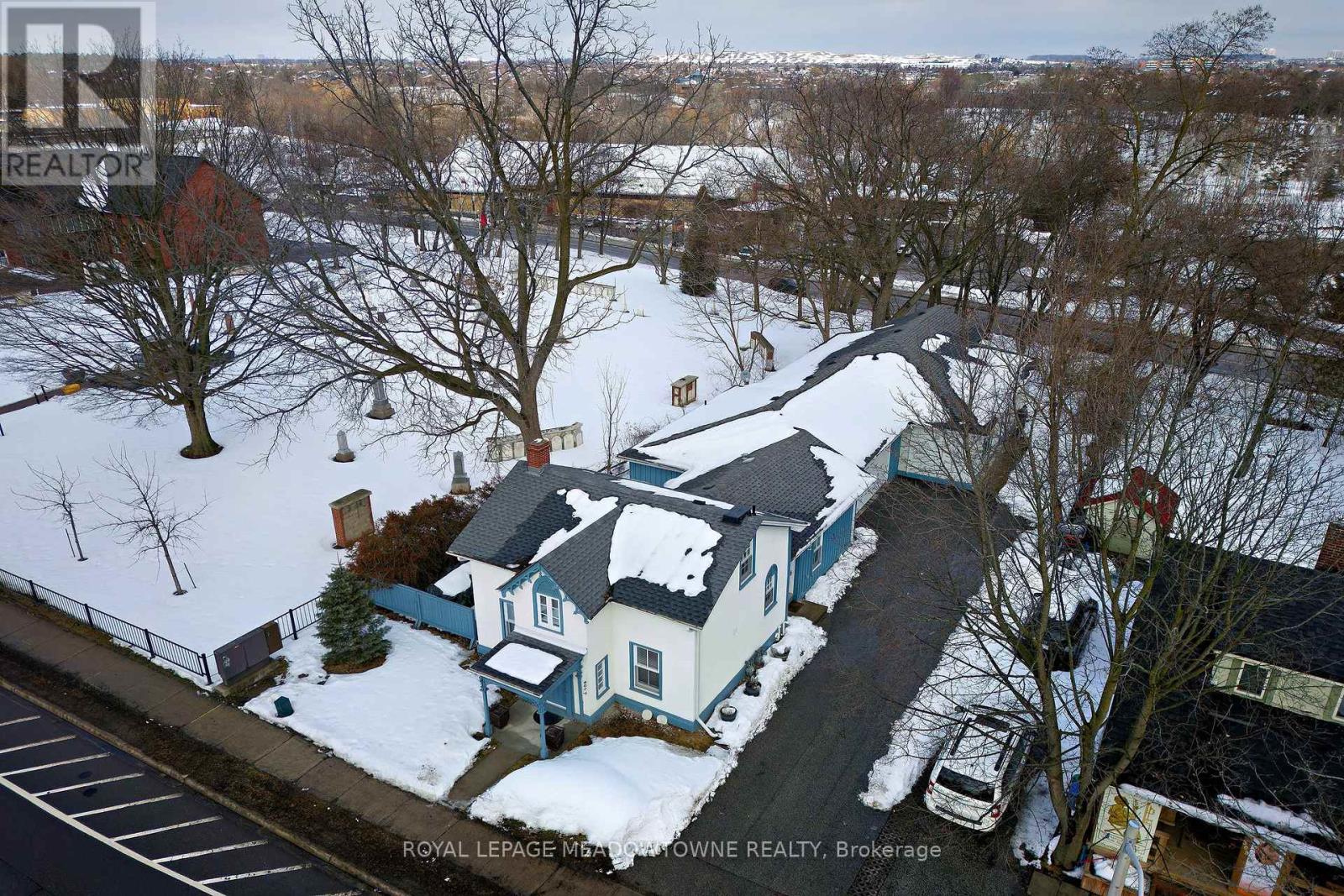 <div class="slider-price">$1,999,999</div><p>307 Queen Street S, Mississauga, Ontario</p>