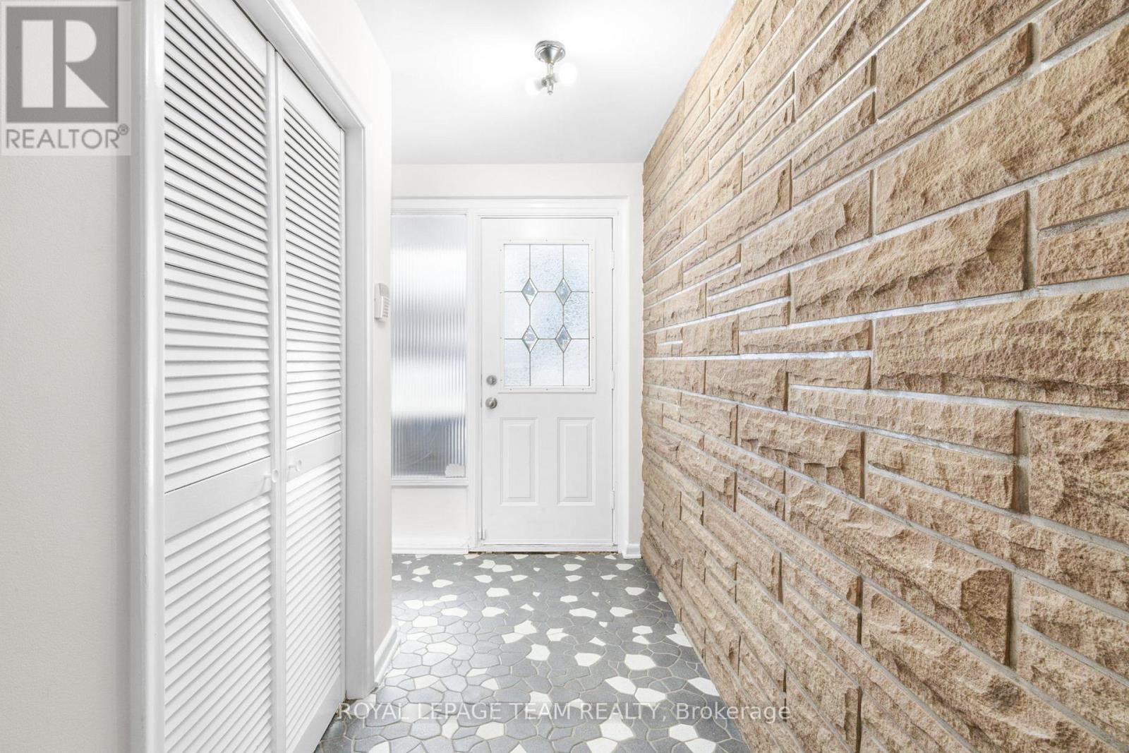 2358 Malone Crescent, Ottawa, Ontario  K2C 1L5 - Photo 5 - X12690288