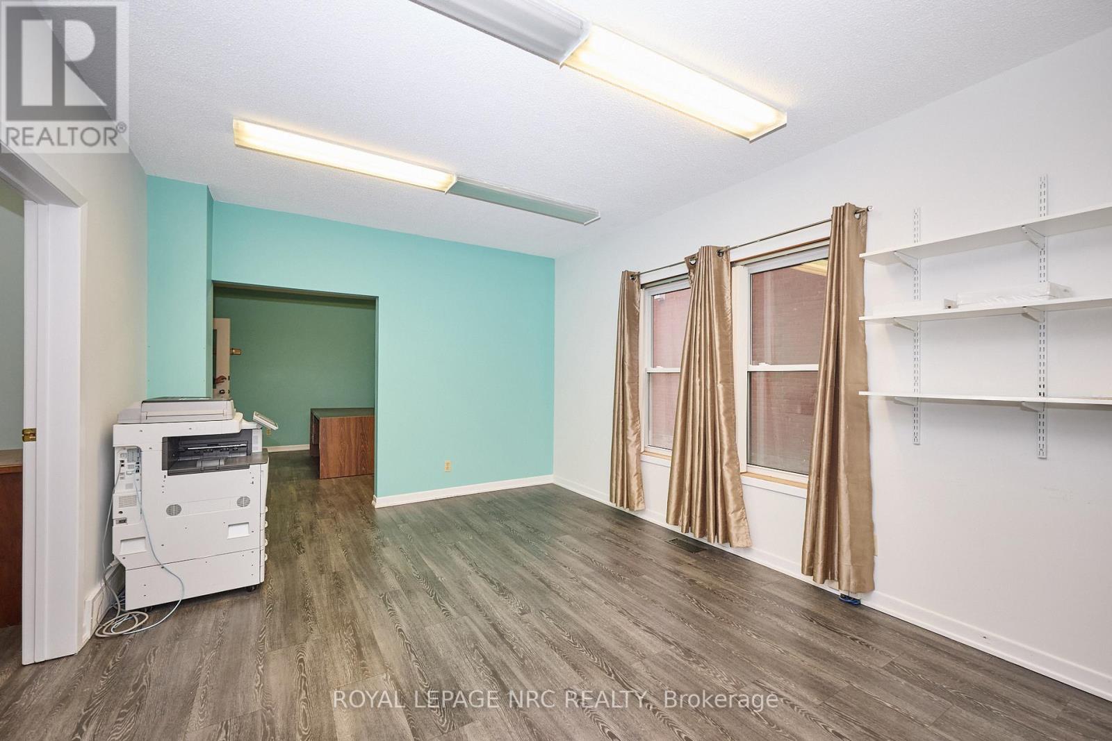 8 Clark Street, St. Catharines, Ontario  L2R 5G2 - Photo 12 - X12690266