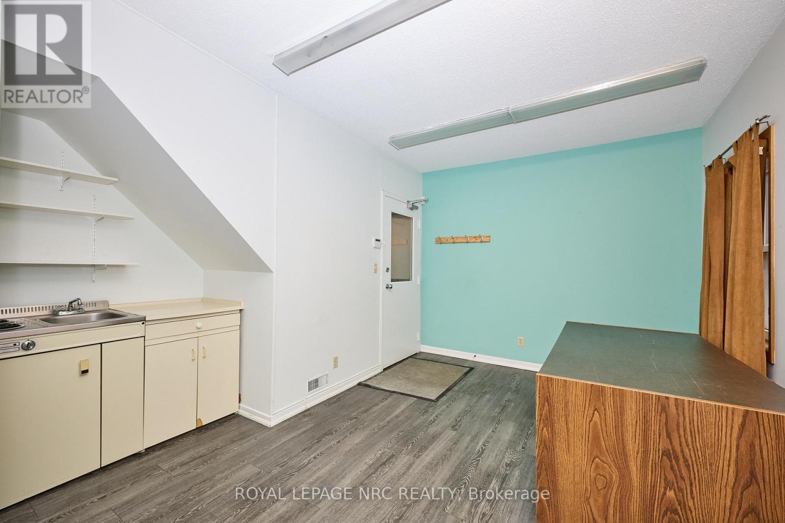 8 Clark Street, St. Catharines, Ontario  L2R 5G2 - Photo 13 - X12690266