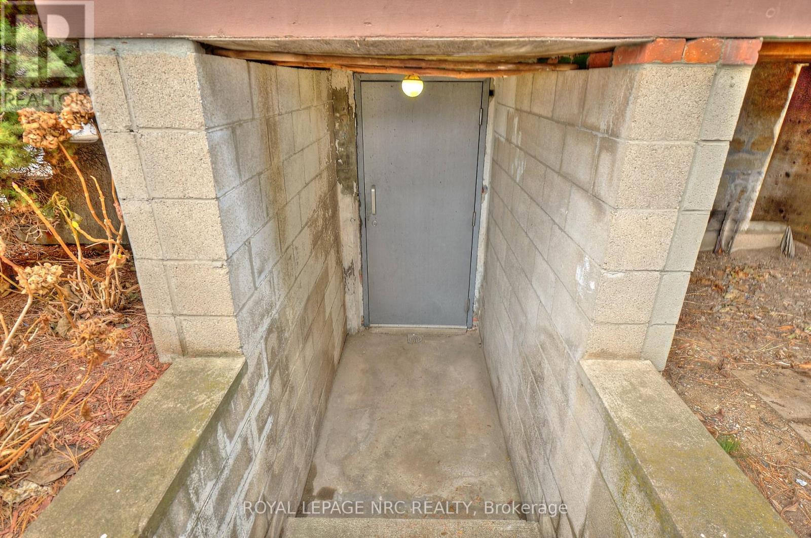 8 Clark Street, St. Catharines, Ontario  L2R 5G2 - Photo 37 - X12690266