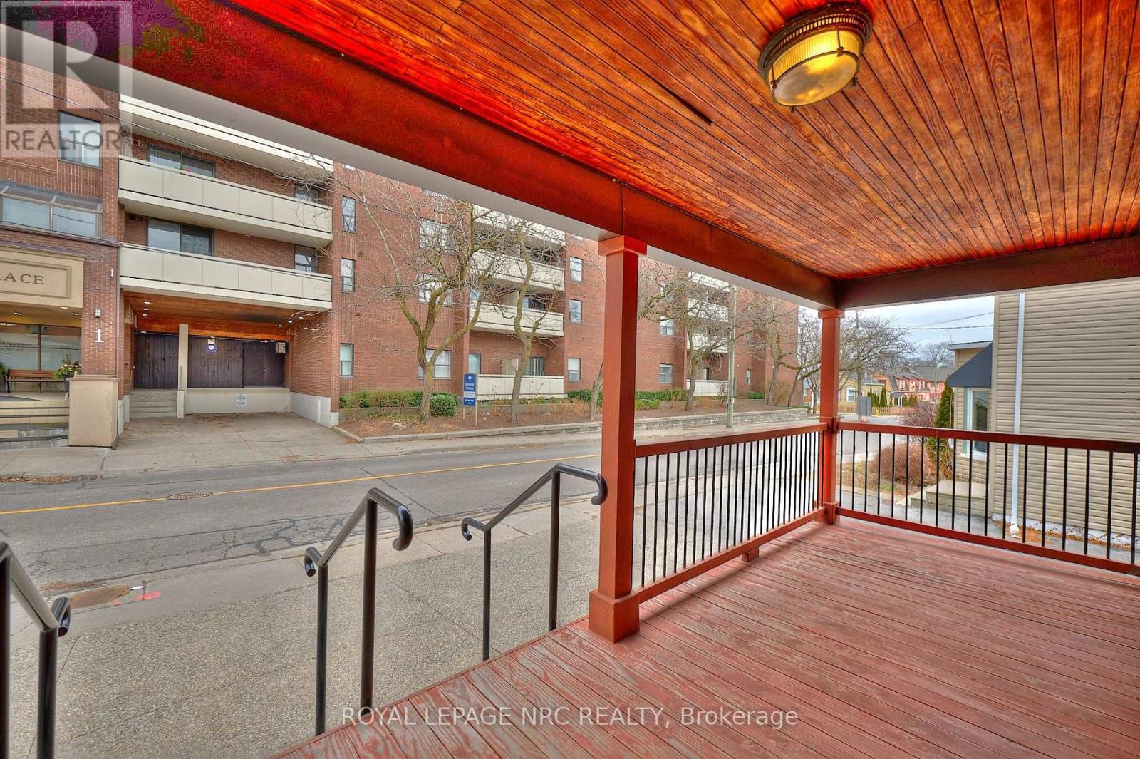 8 Clark Street, St. Catharines, Ontario  L2R 5G2 - Photo 4 - X12690266