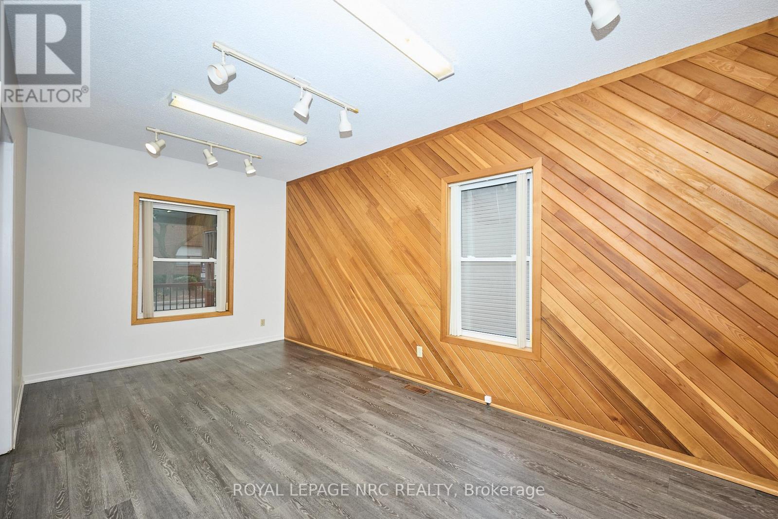 8 Clark Street, St. Catharines, Ontario  L2R 5G2 - Photo 9 - X12690266