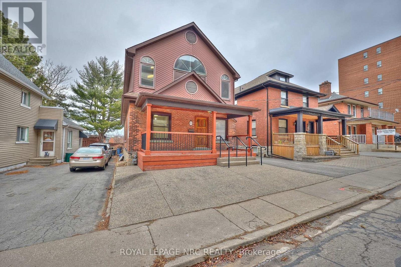 8 Clark Street, St. Catharines, Ontario  L2R 5G2 - Photo 2 - X12690272