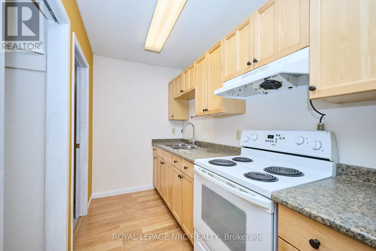 8 Clark Street, St. Catharines, Ontario  L2R 5G2 - Photo 26 - X12690272