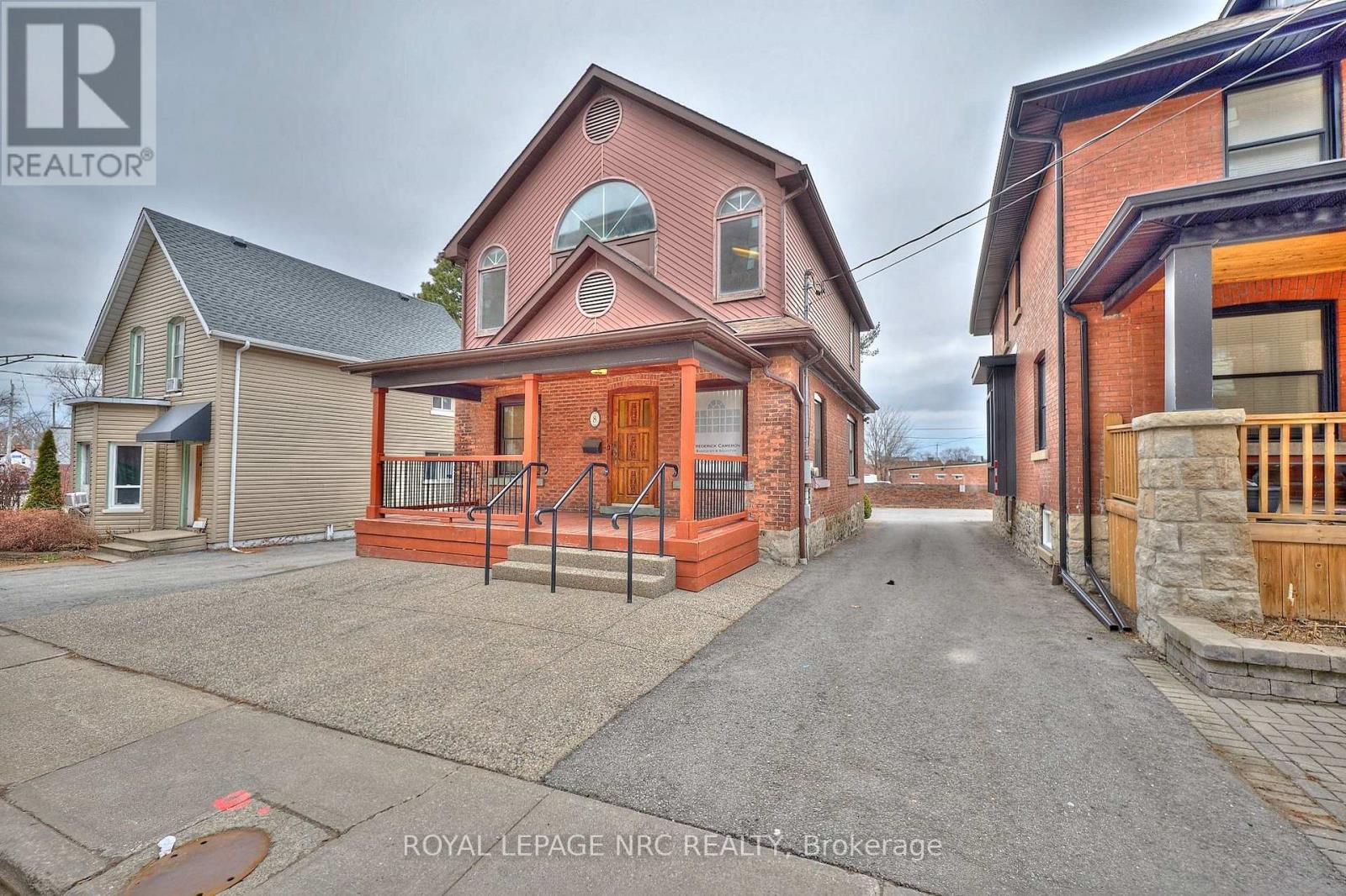 8 Clark Street, St. Catharines, Ontario  L2R 5G2 - Photo 3 - X12690272