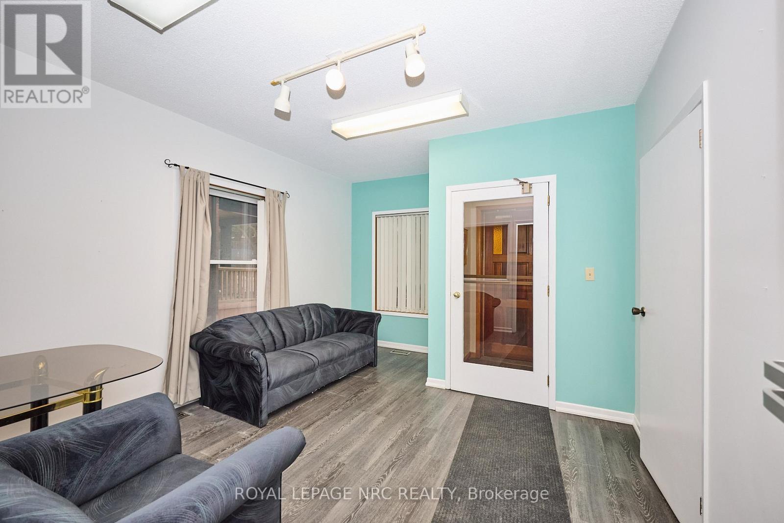 8 Clark Street, St. Catharines, Ontario  L2R 5G2 - Photo 5 - X12690272