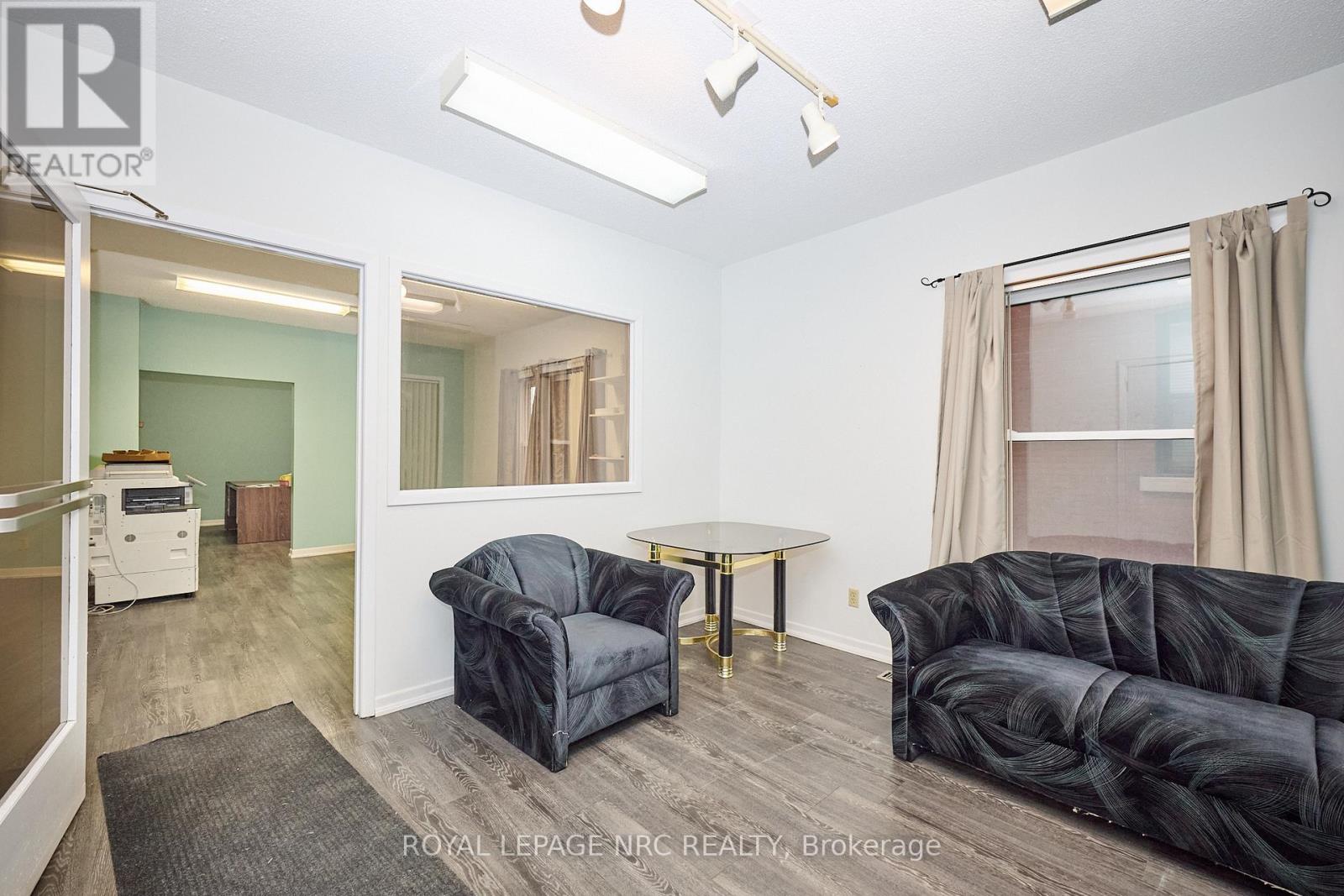 8 Clark Street, St. Catharines, Ontario  L2R 5G2 - Photo 6 - X12690272