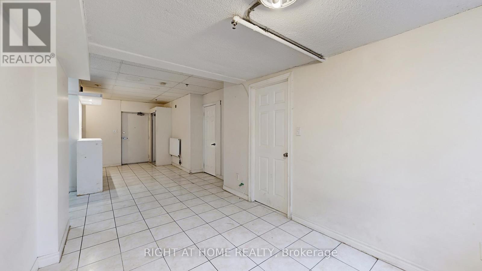 100 - 896 Eglinton Avenue E, Toronto, Ontario  M4G 2L2 - Photo 4 - C12690326