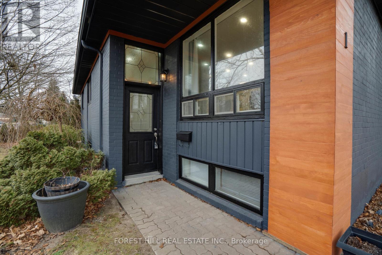 1 Willis Drive, Aurora, Ontario  L4G 2J8 - Photo 2 - N12690296