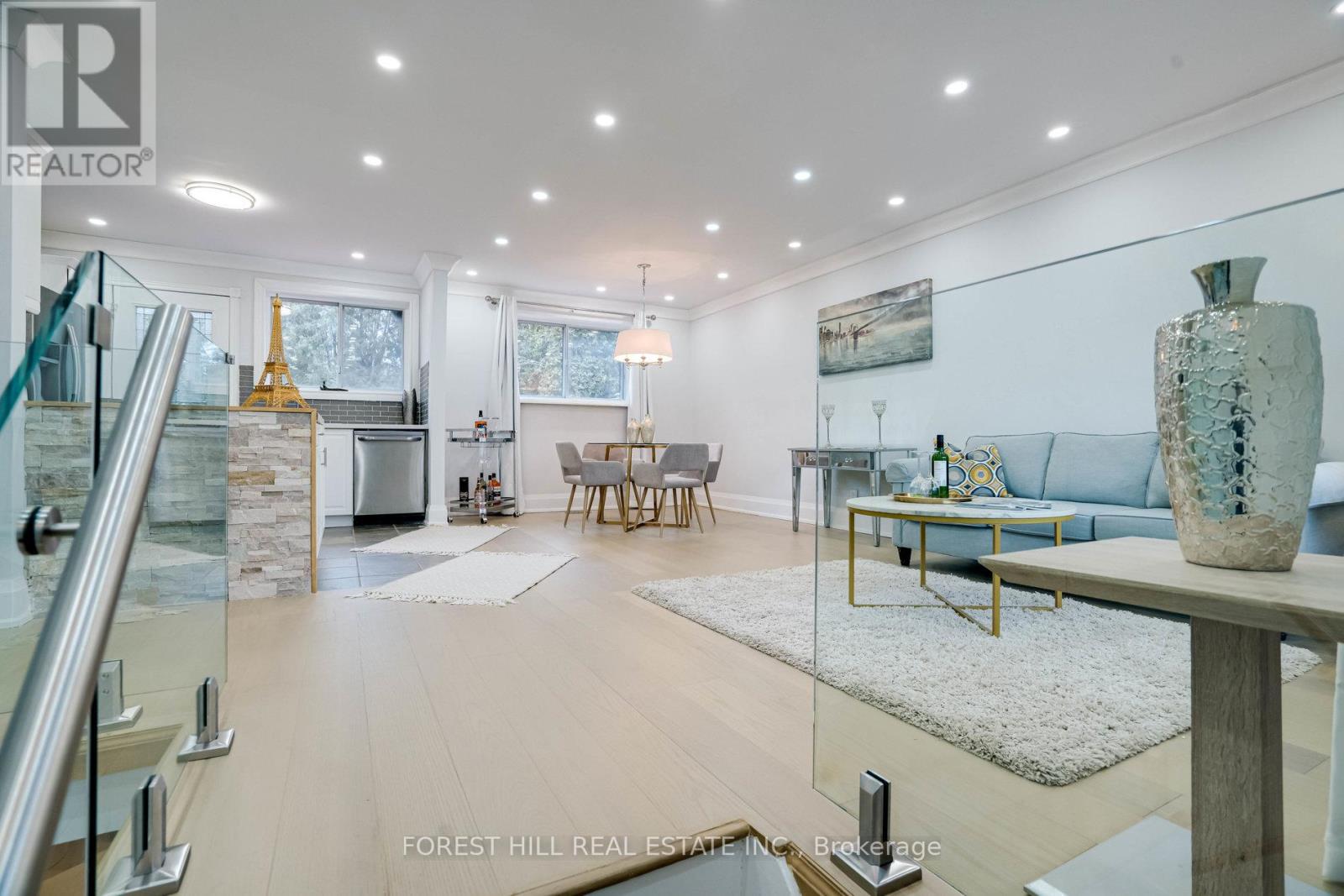 1 Willis Drive, Aurora, Ontario  L4G 2J8 - Photo 4 - N12690296