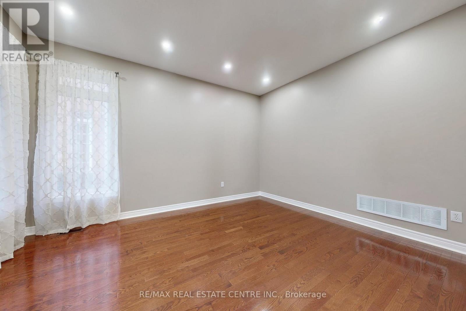 5421 Freshwater Drive, Mississauga, Ontario  L5M 0J8 - Photo 3 - W12690250