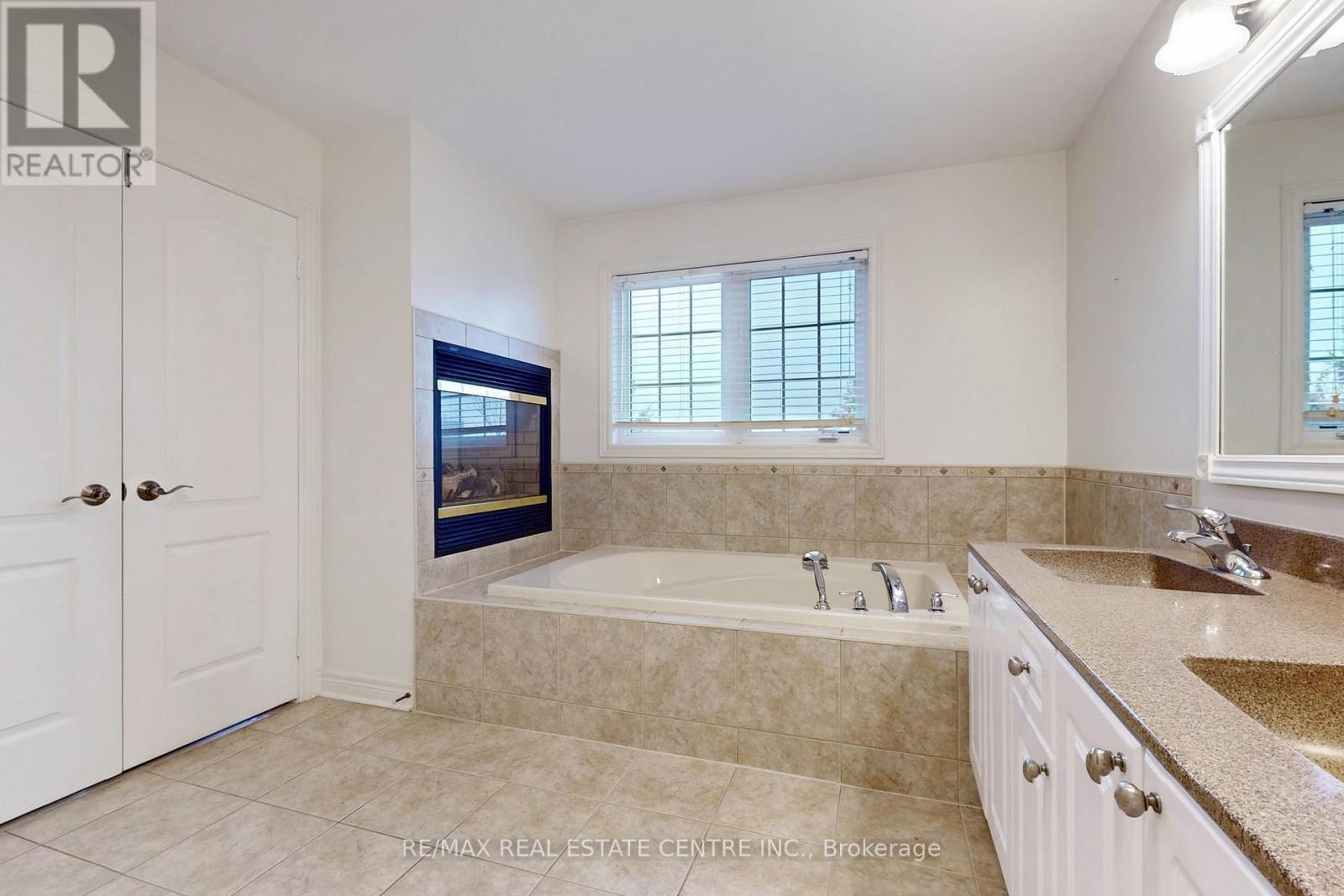 5421 Freshwater Drive, Mississauga, Ontario  L5M 0J8 - Photo 33 - W12690250