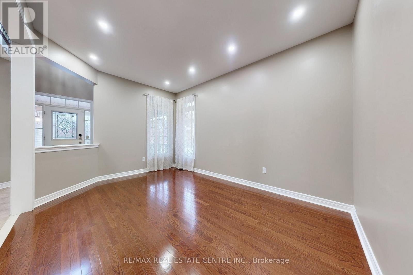 5421 Freshwater Drive, Mississauga, Ontario  L5M 0J8 - Photo 4 - W12690250