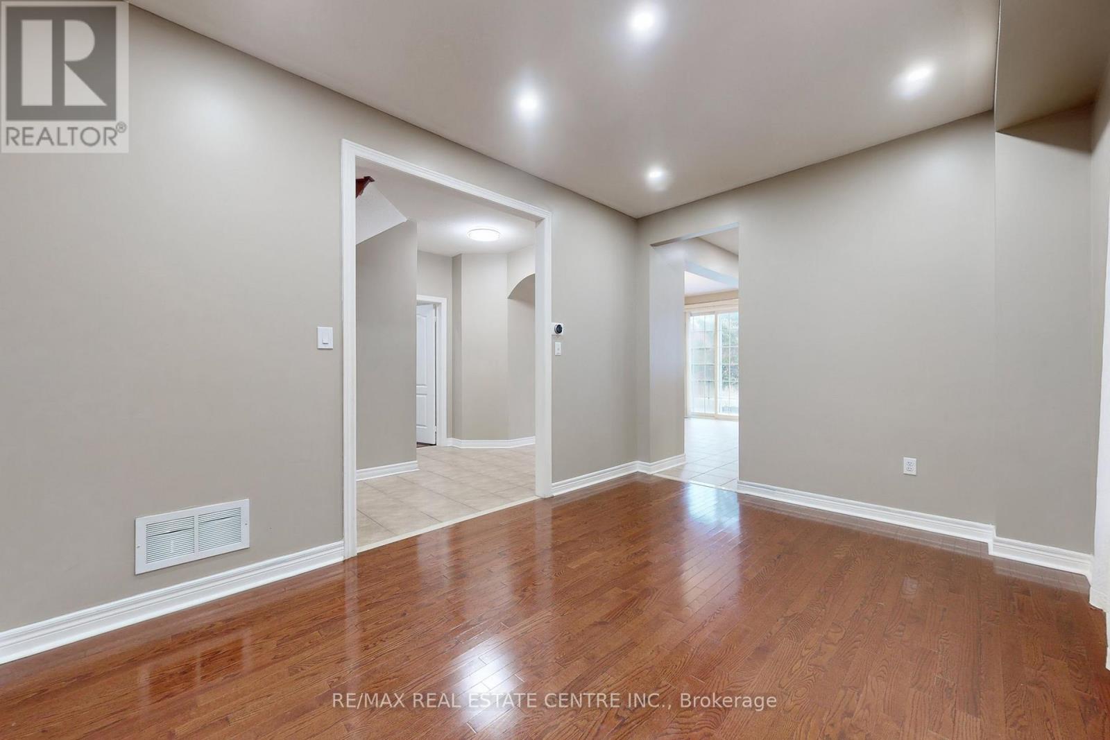 5421 Freshwater Drive, Mississauga, Ontario  L5M 0J8 - Photo 8 - W12690250