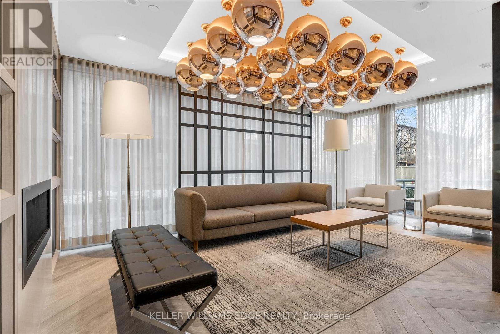 402 - 150 Sabina Drive, Oakville, Ontario  L6H 0W3 - Photo 2 - W12690300