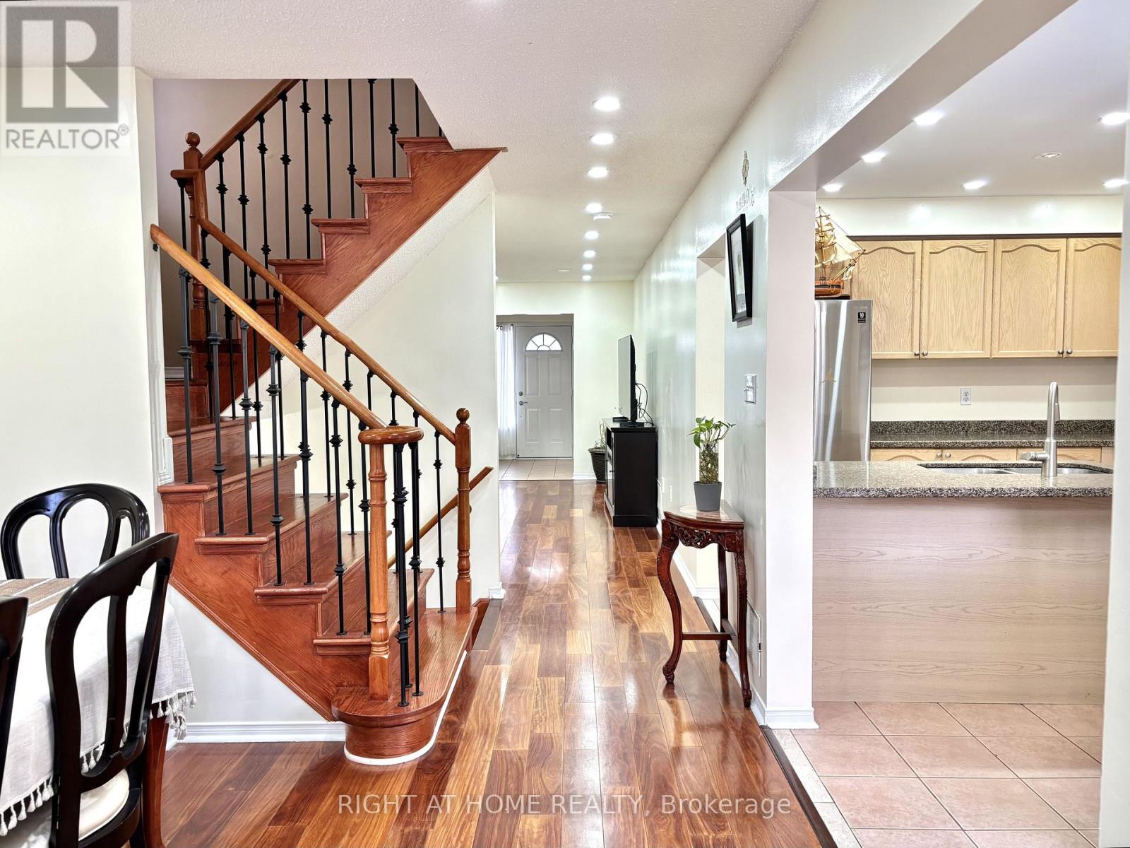 37 Oakmeadow Drive, Brampton, Ontario  L7A 2M1 - Photo 10 - W12687622