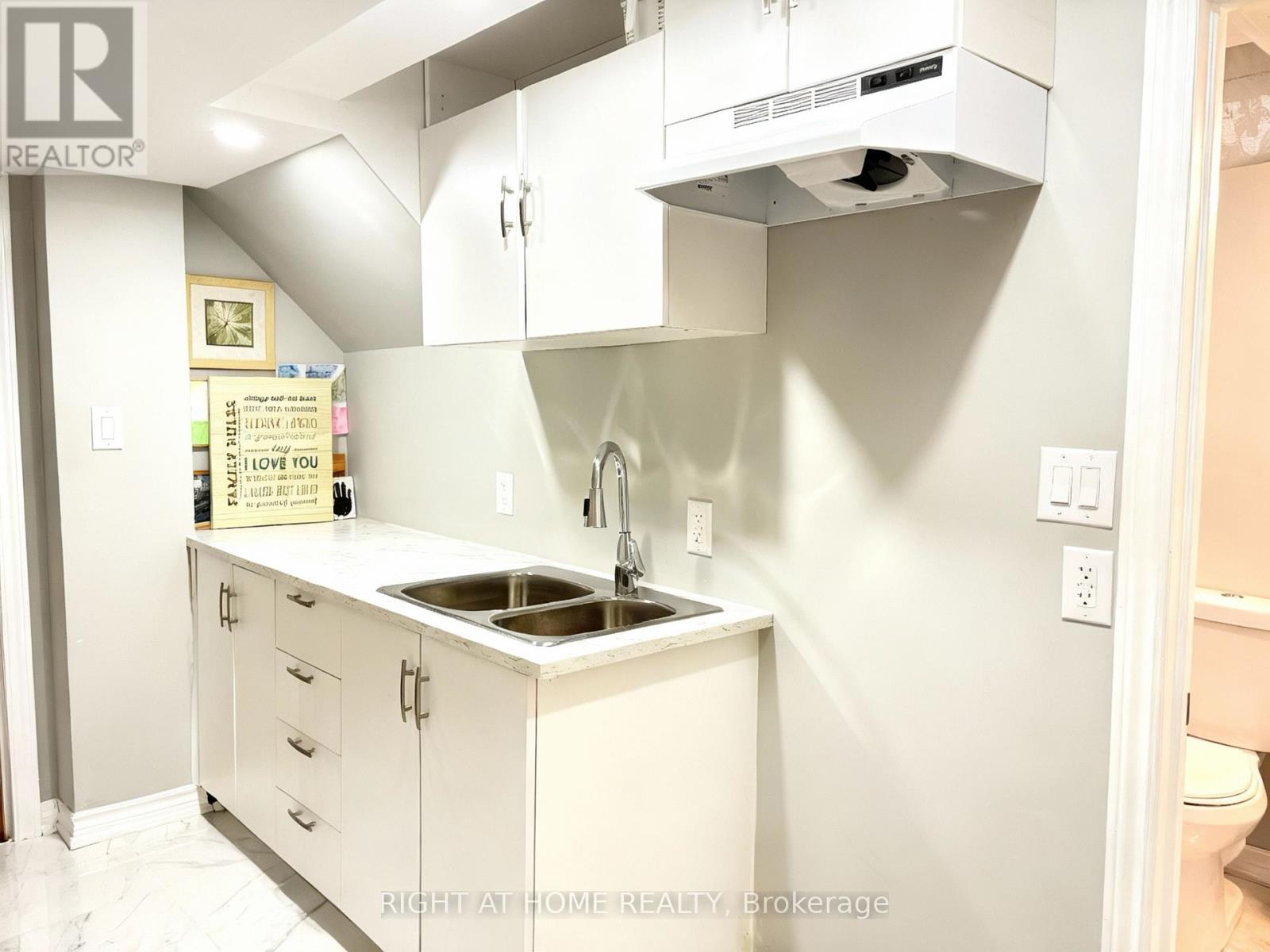 37 Oakmeadow Drive, Brampton, Ontario  L7A 2M1 - Photo 28 - W12687622