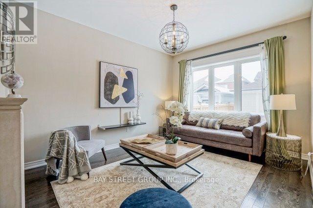 24 Plantain Lane, Richmond Hill, Ontario  L4E 1B9 - Photo 6 - N12690382