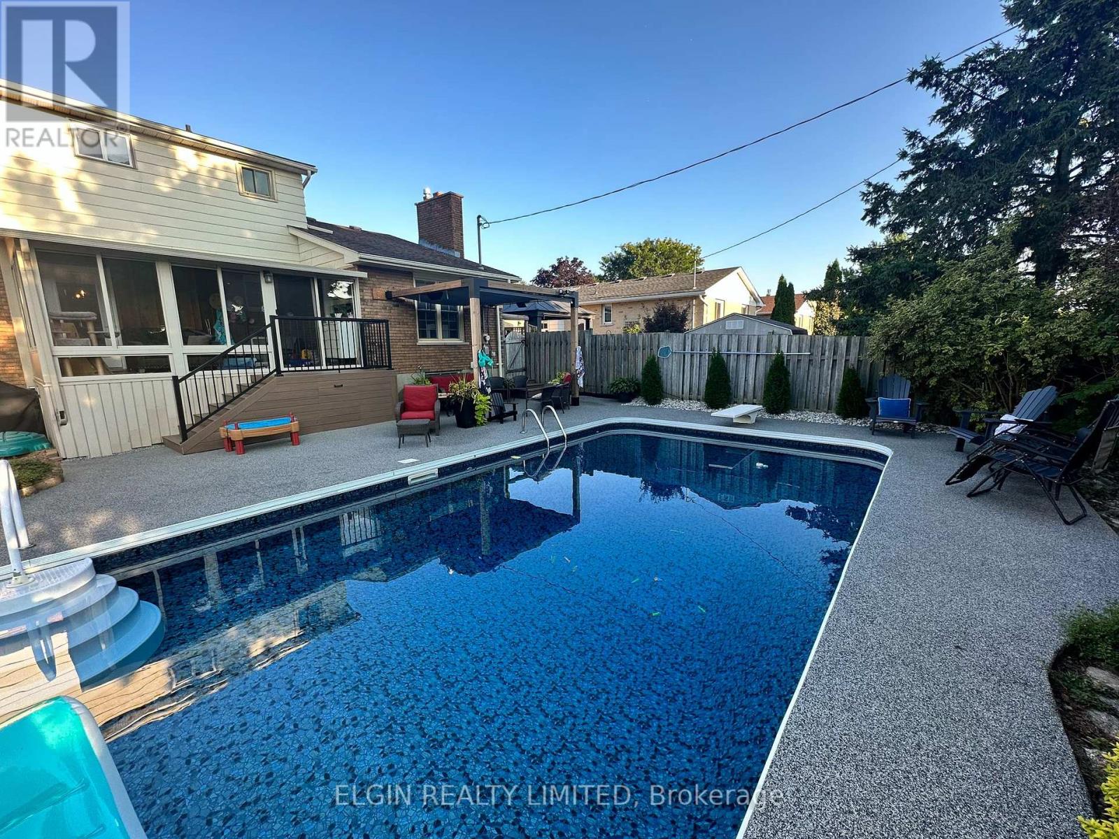 39 Luton Crescent, St. Thomas, Ontario  N5R 5J9 - Photo 9 - X12690692