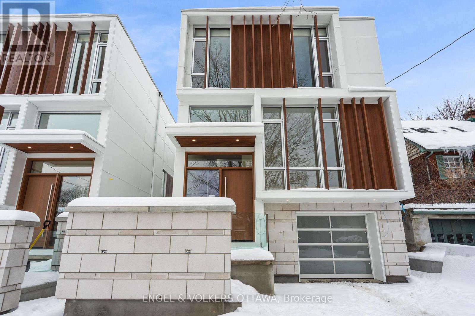 579 Melbourne Avenue, Ottawa, Ontario  K2A 1W7 - Photo 2 - X12690566