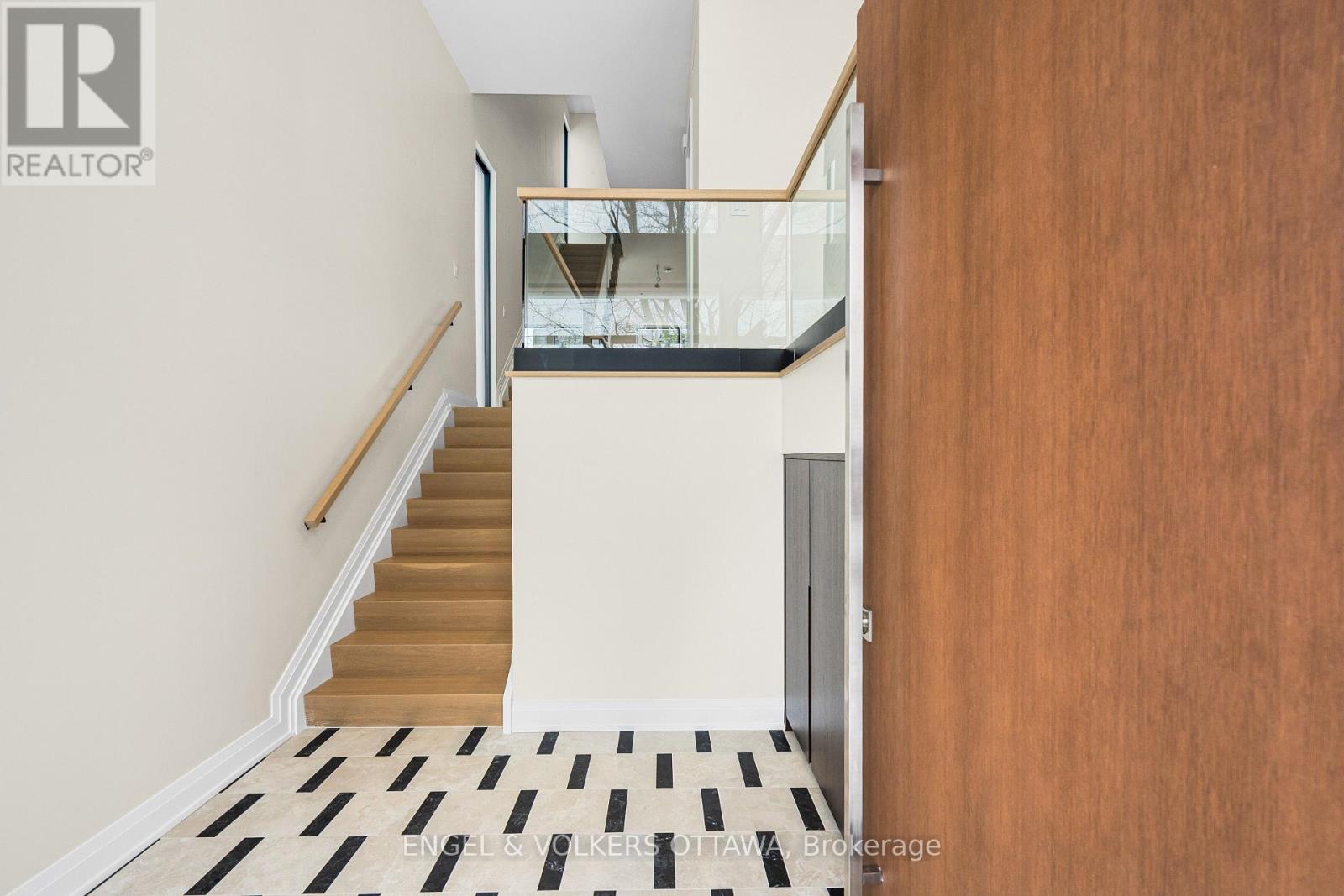 579 Melbourne Avenue, Ottawa, Ontario  K2A 1W7 - Photo 3 - X12690566