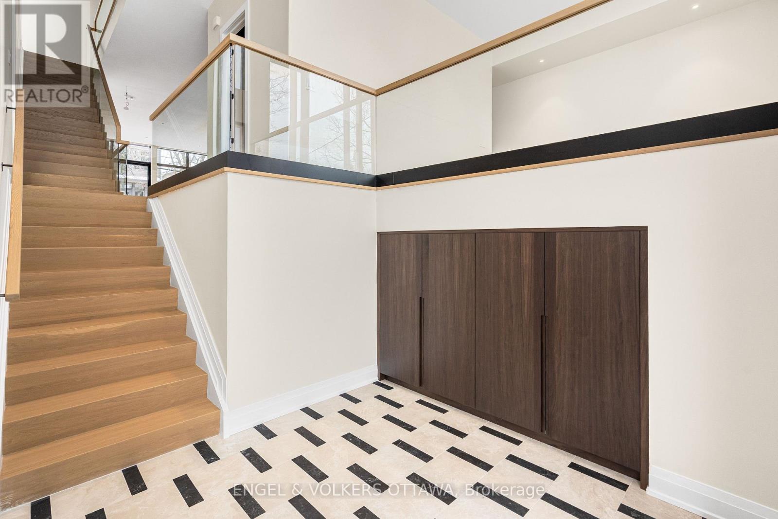 579 Melbourne Avenue, Ottawa, Ontario  K2A 1W7 - Photo 4 - X12690566