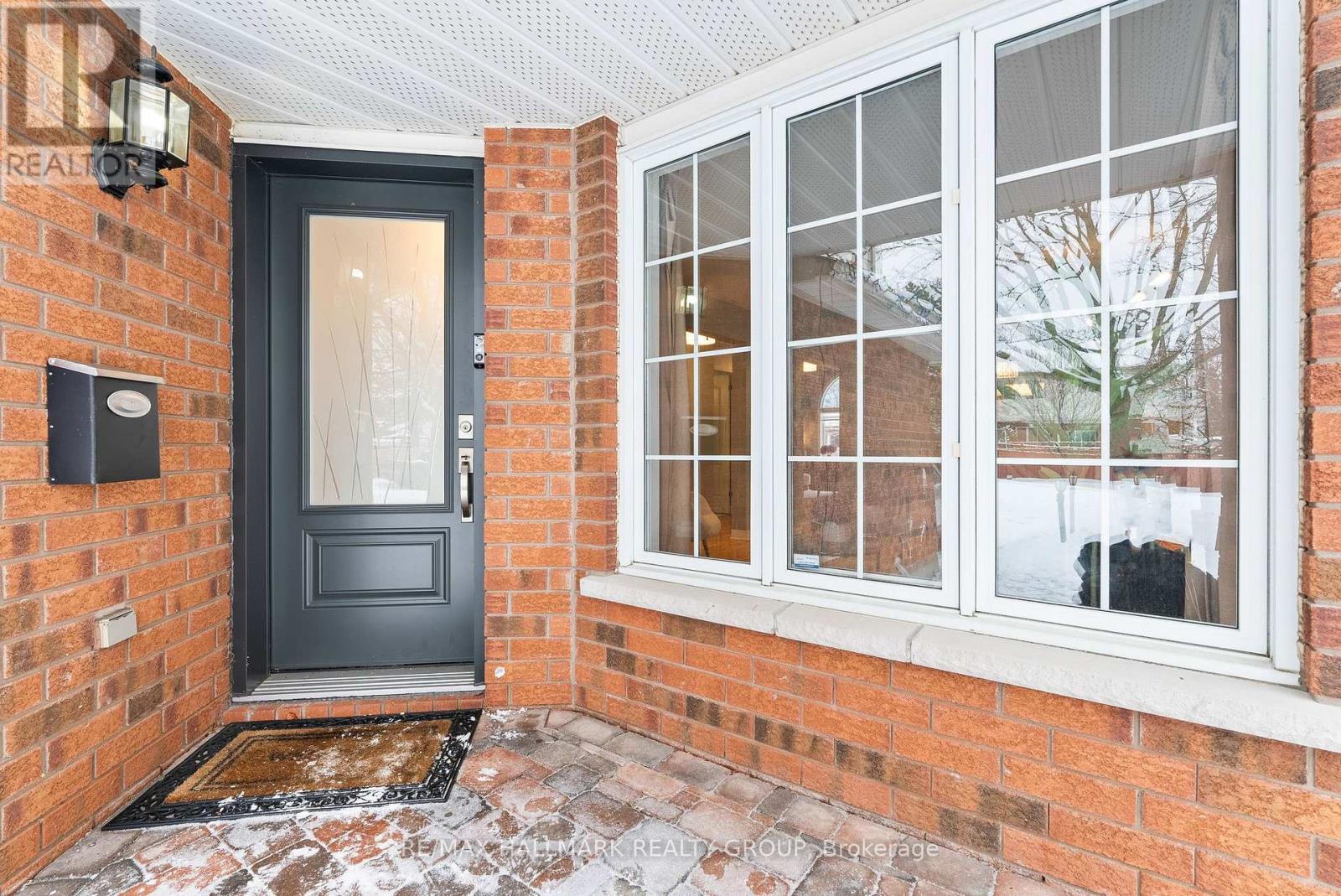 9 New Deighton Crescent, Ottawa, Ontario  K2G 6H7 - Photo 5 - X12690728