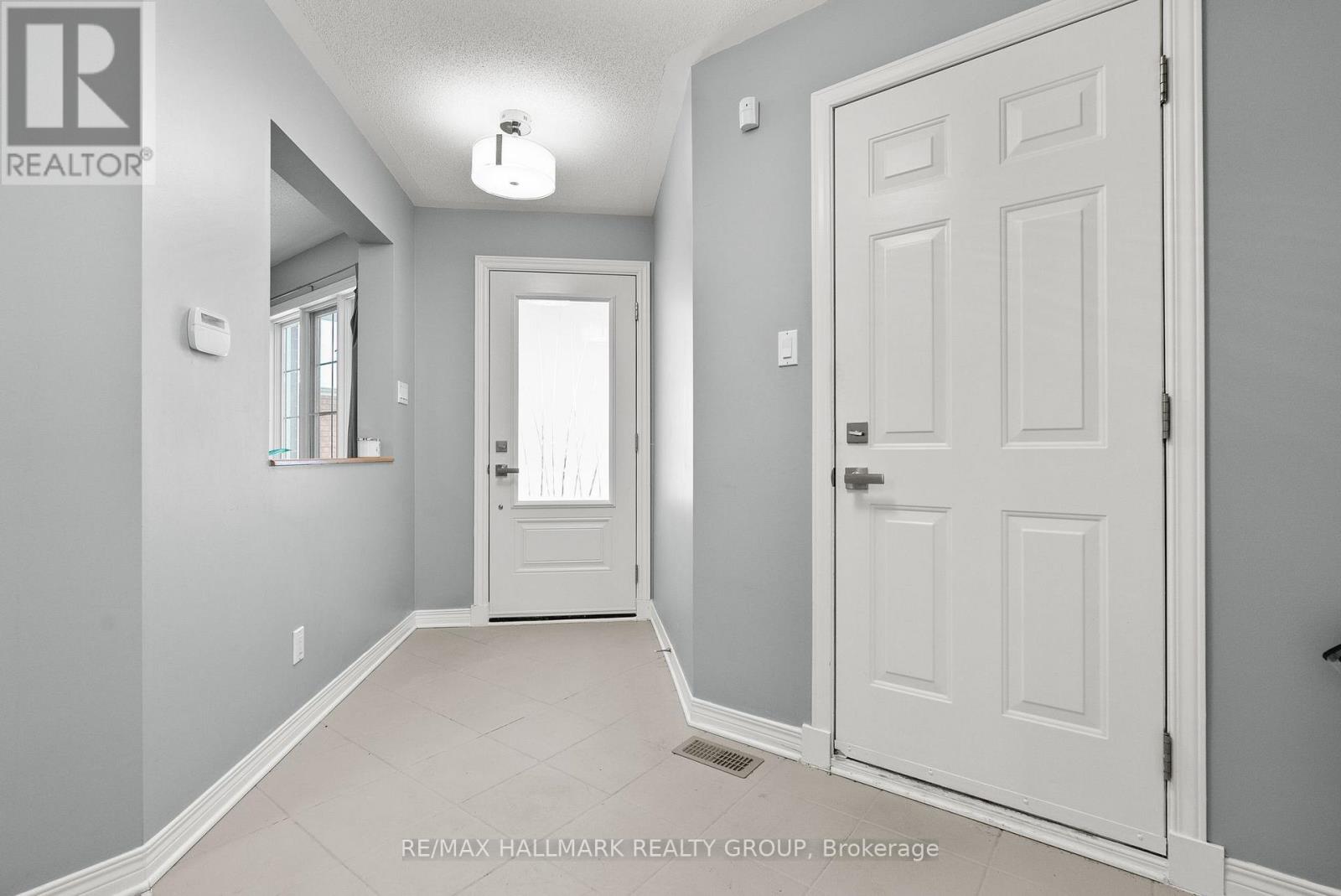 9 New Deighton Crescent, Ottawa, Ontario  K2G 6H7 - Photo 6 - X12690728