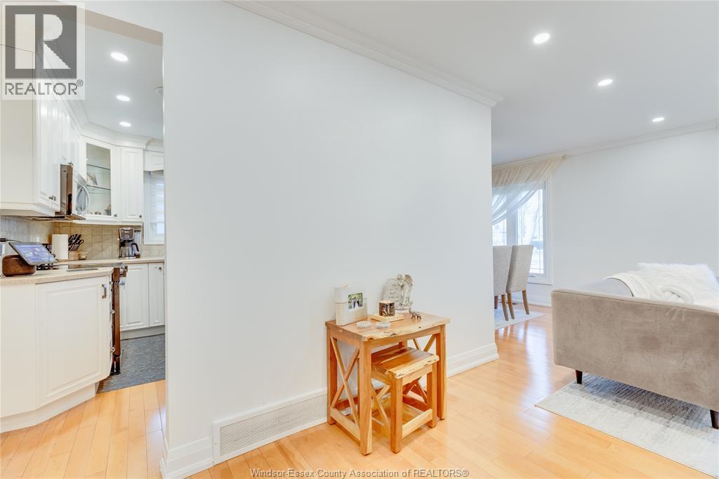 9577 Midfield Crescent, Windsor, Ontario  N8R 1W9 - Photo 7 - 26000931