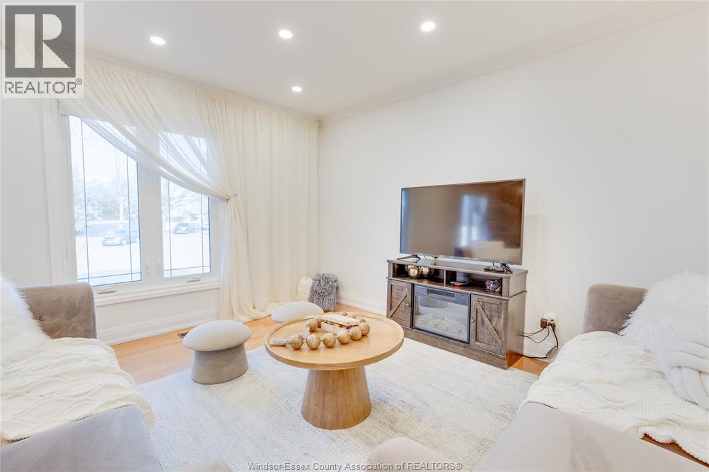 9577 Midfield Crescent, Windsor, Ontario  N8R 1W9 - Photo 8 - 26000931