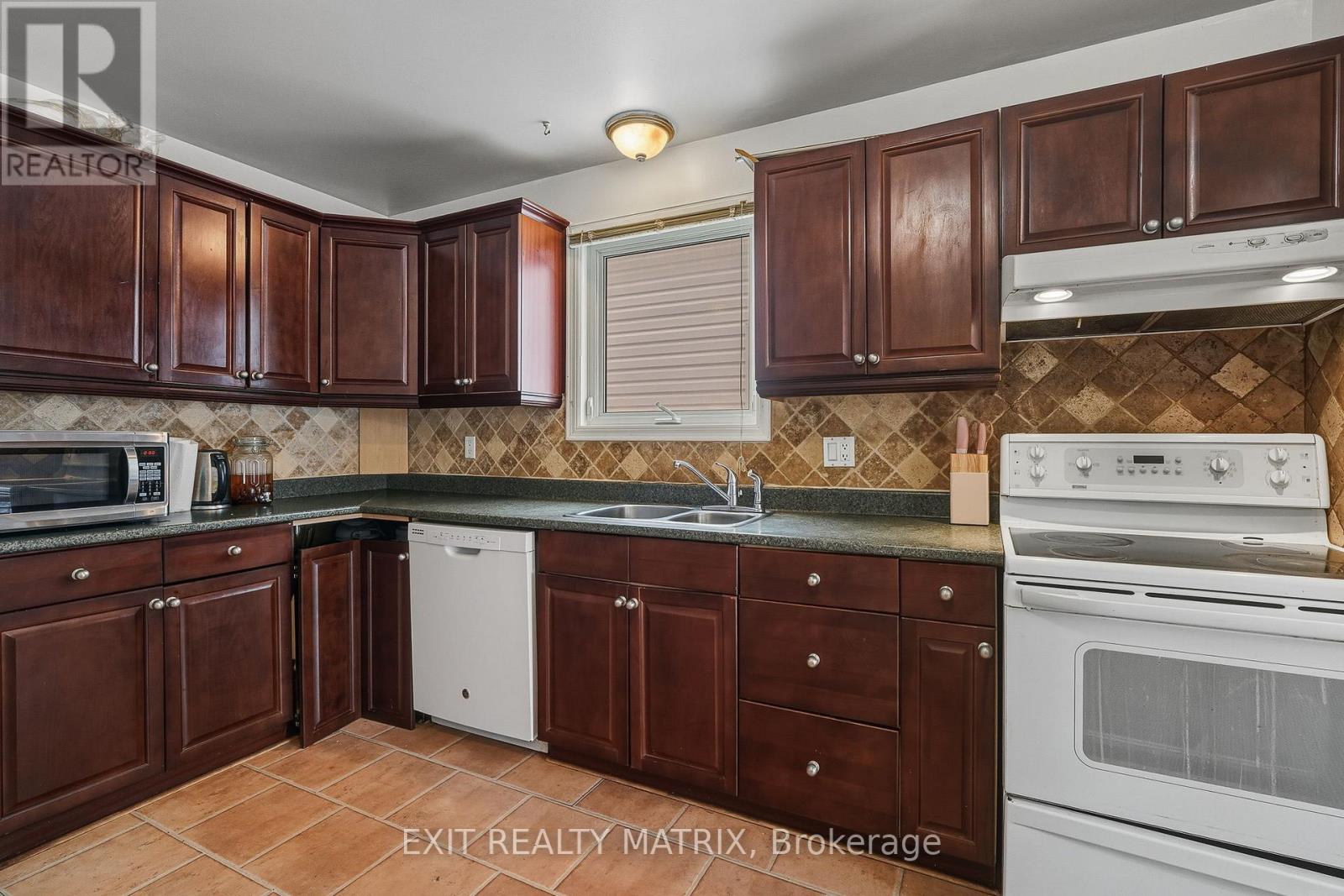 1123 Burgundy Lane, Ottawa, Ontario  K1C 2M9 - Photo 12 - X12670508