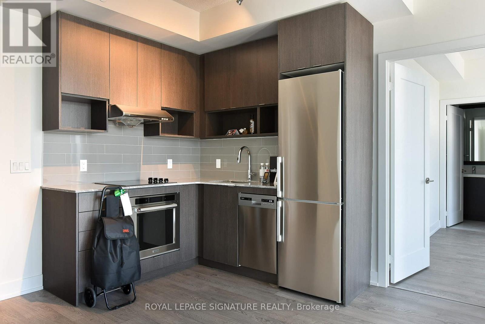 4201 - 7 Mabelle Avenue, Toronto, Ontario  M9A 4X7 - Photo 5 - W12690504