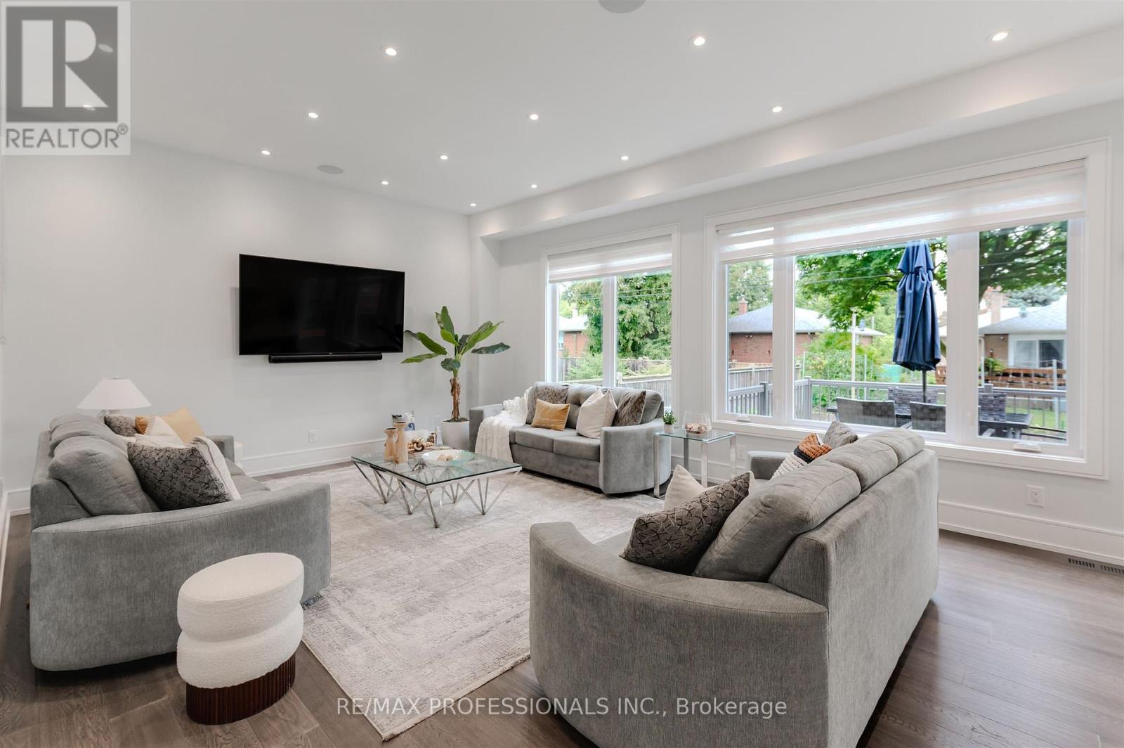 4 Dunrobin Drive, Toronto, Ontario  M9B 2S9 - Photo 10 - W12690530