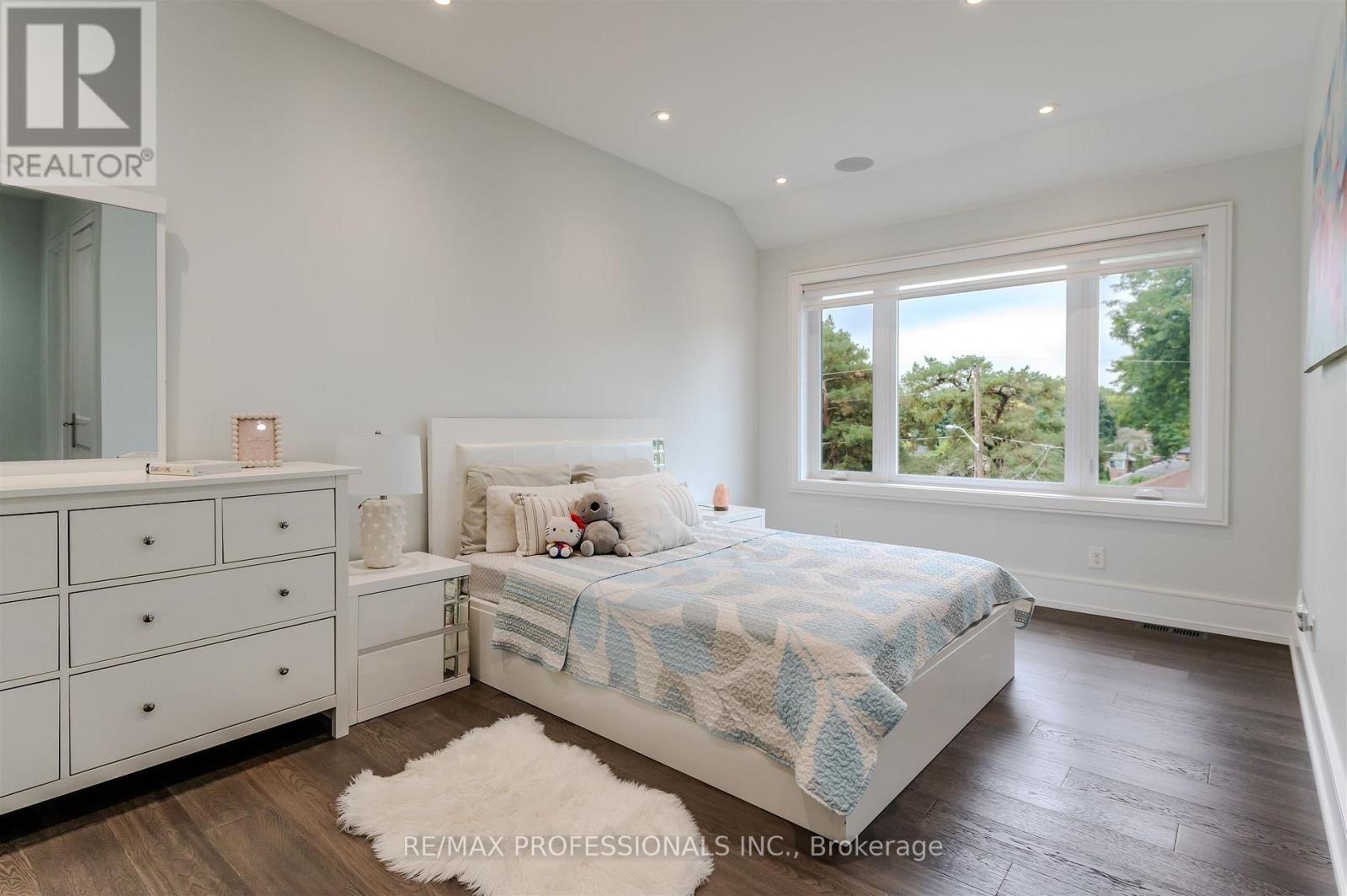 4 Dunrobin Drive, Toronto, Ontario  M9B 2S9 - Photo 21 - W12690530