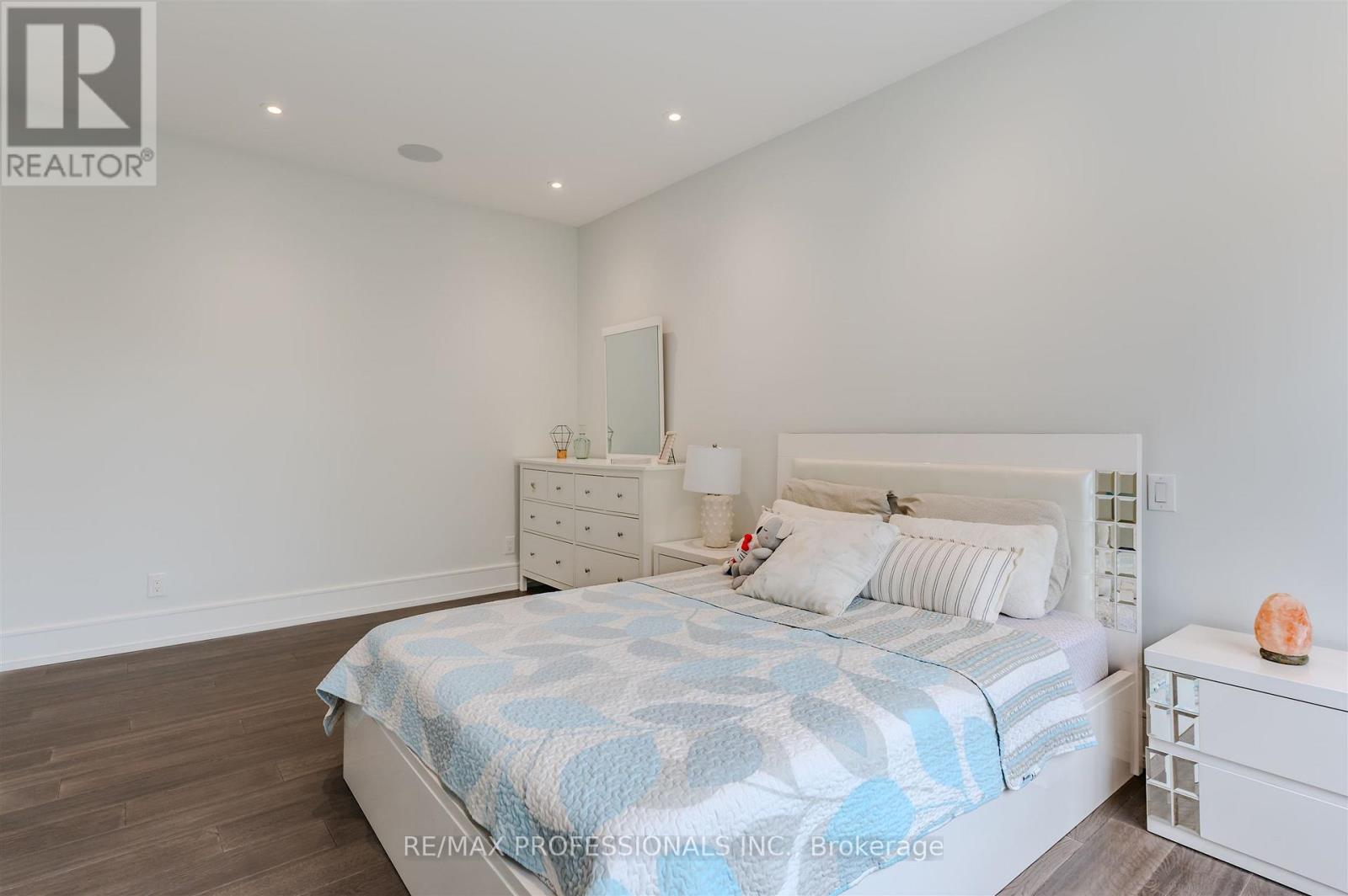 4 Dunrobin Drive, Toronto, Ontario  M9B 2S9 - Photo 22 - W12690530