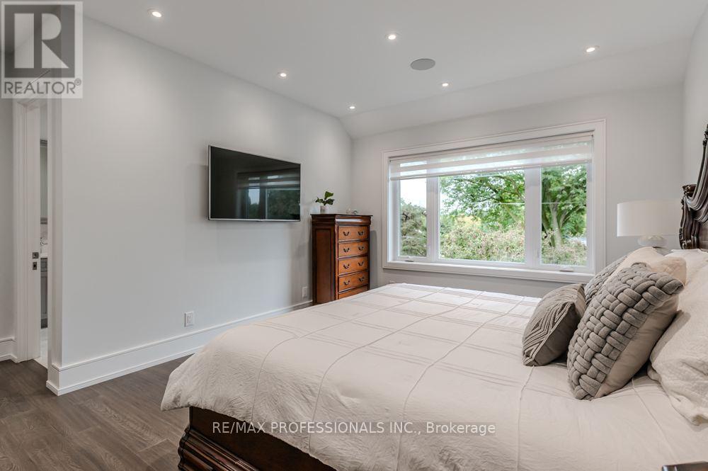 4 Dunrobin Drive, Toronto, Ontario  M9B 2S9 - Photo 25 - W12690530