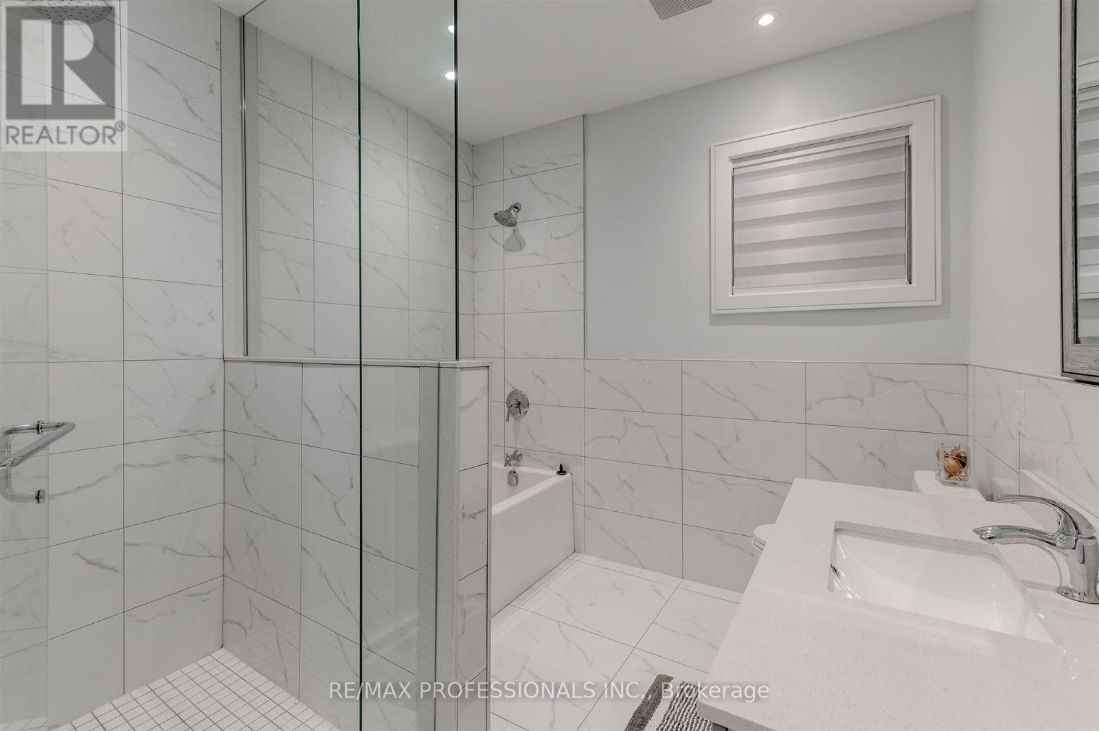 4 Dunrobin Drive, Toronto, Ontario  M9B 2S9 - Photo 36 - W12690530