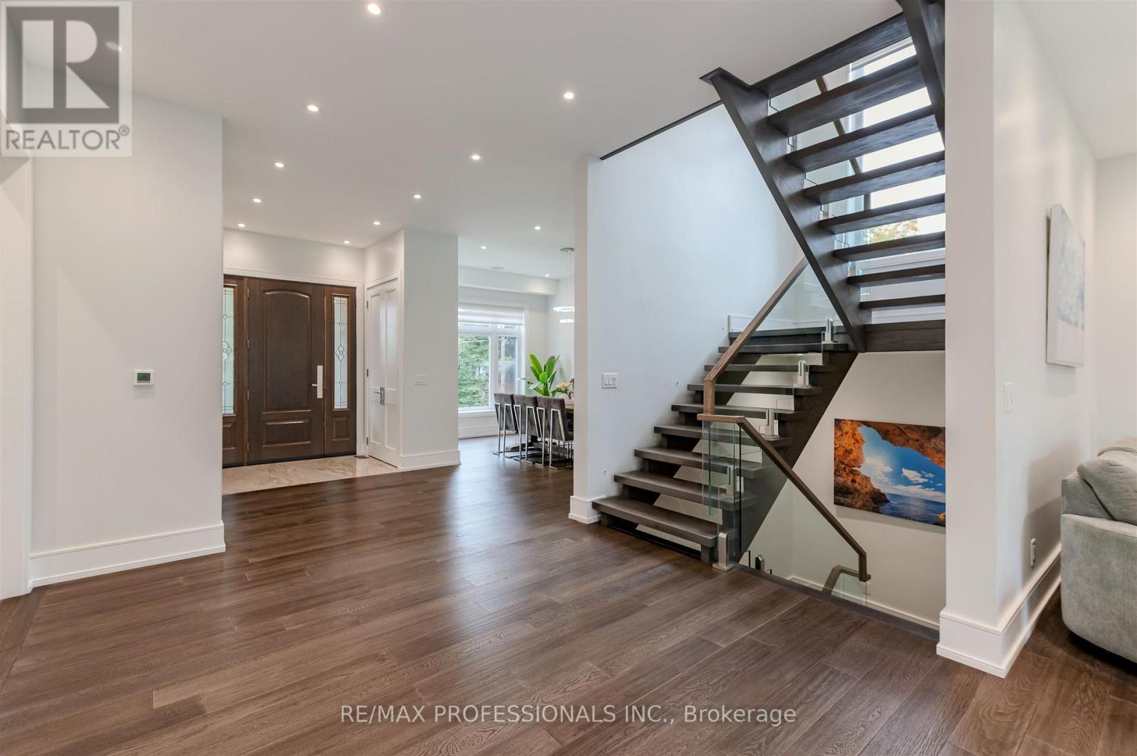 4 Dunrobin Drive, Toronto, Ontario  M9B 2S9 - Photo 4 - W12690530