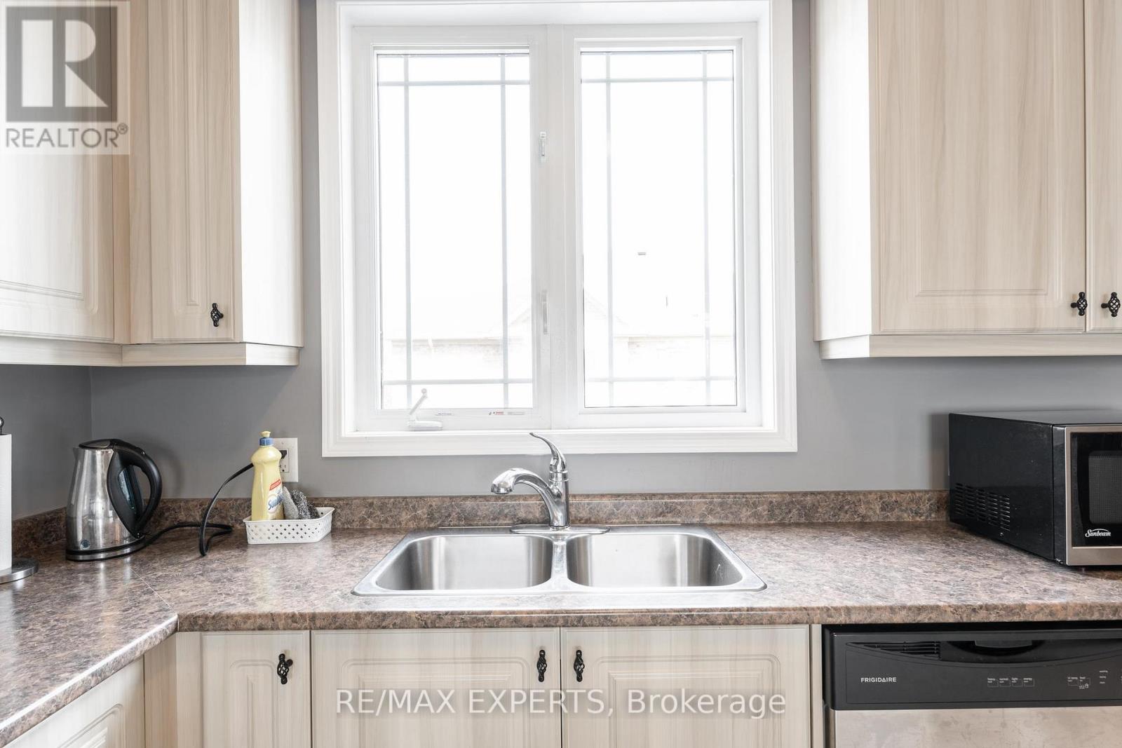 404 Dougall Avenue, Caledon, Ontario  L7C 4C9 - Photo 11 - W12690720