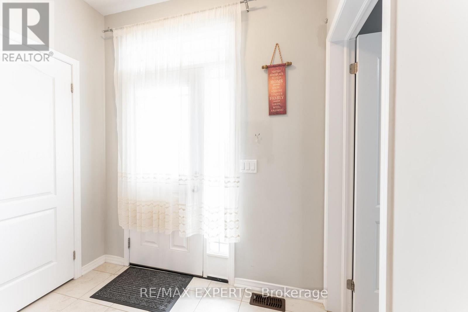 404 Dougall Avenue, Caledon, Ontario  L7C 4C9 - Photo 3 - W12690720